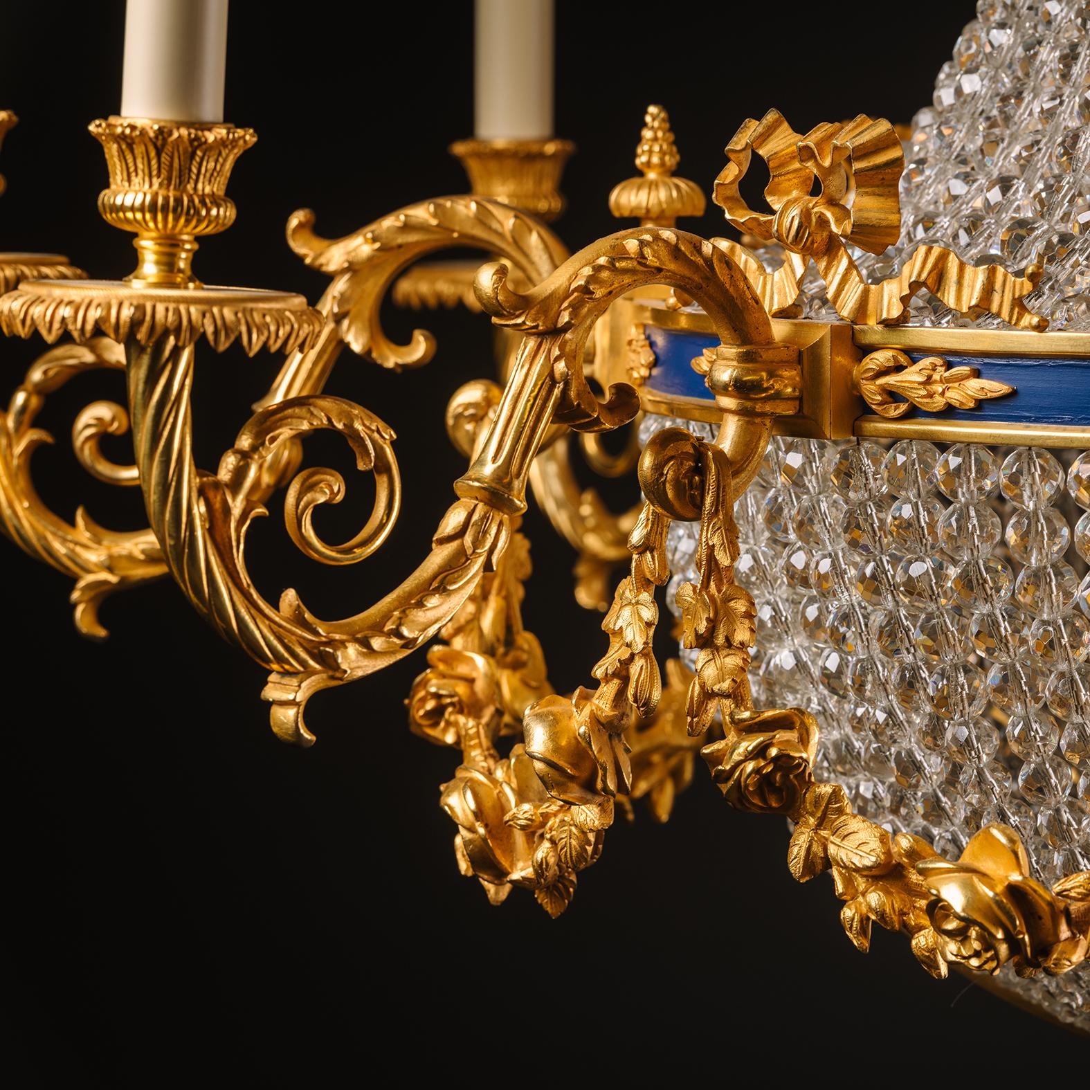 Impressionnant lustre à huit lumières de style Louis XVI Bon état - En vente à Brighton, West Sussex