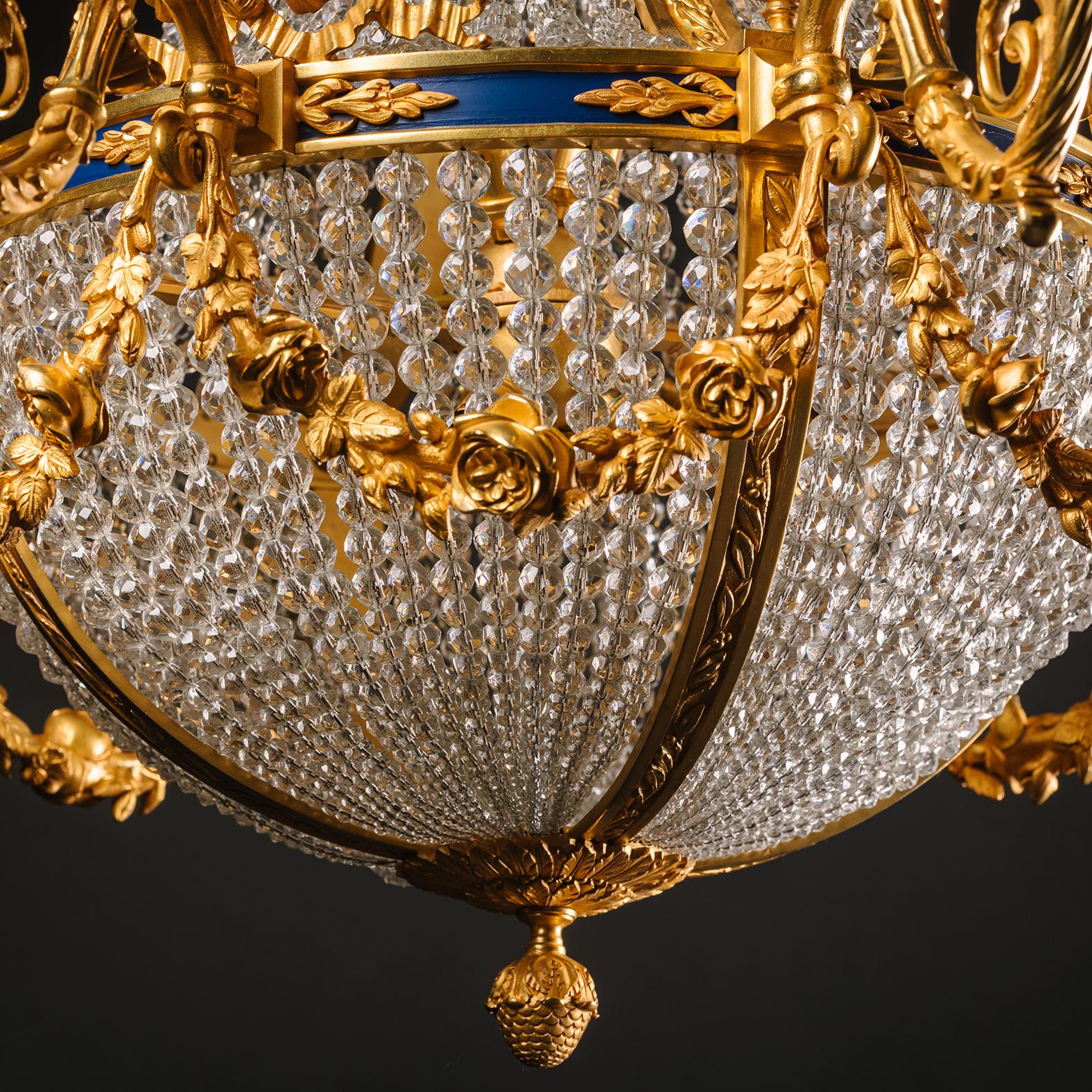 Bronze Impressionnant lustre à huit lumières de style Louis XVI en vente