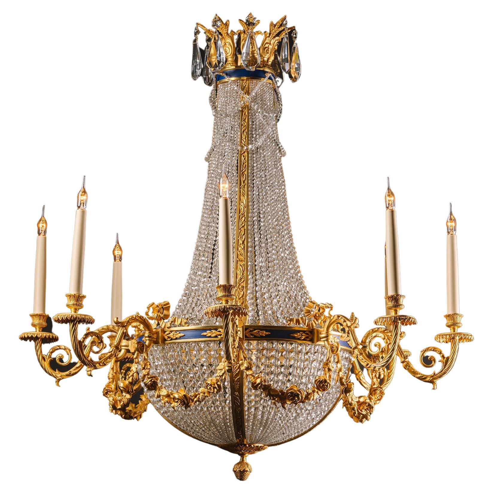 Impressionnant lustre à huit lumières de style Louis XVI en vente
