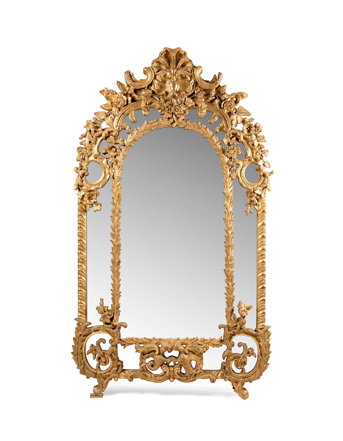 Français Impressionnante paire de miroirs assortis en bois doré de style Louis XIV en vente
