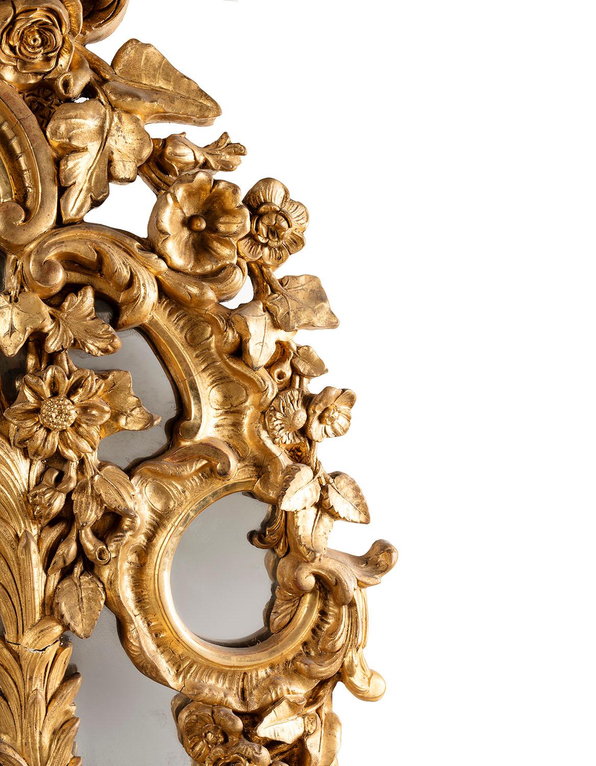 Impressionnante paire de miroirs assortis en bois doré de style Louis XIV Bon état - En vente à Los Angeles, CA