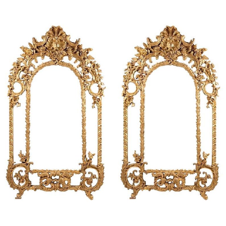 Impressionnante paire de miroirs assortis en bois doré de style Louis XIV  En vente sur 1stDibs