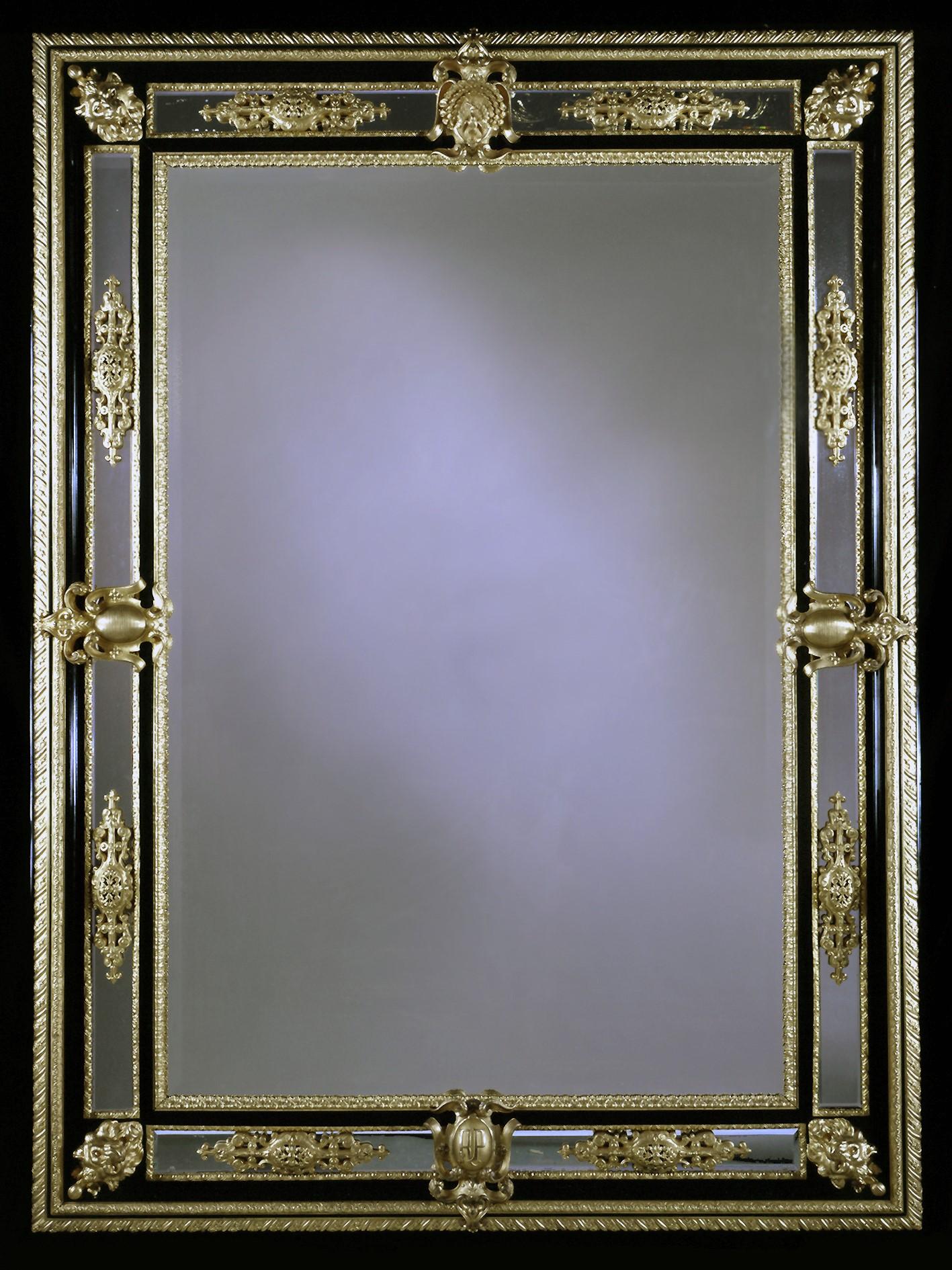 Un beau et impressionnant miroir biseauté Napoléon III en bronze doré et ébène.

Française, vers 1850.

Un beau et impressionnant miroir biseauté Napoléon III en bronze doré et ébène avec des masques de lion en bronze moulé montés sur les coins