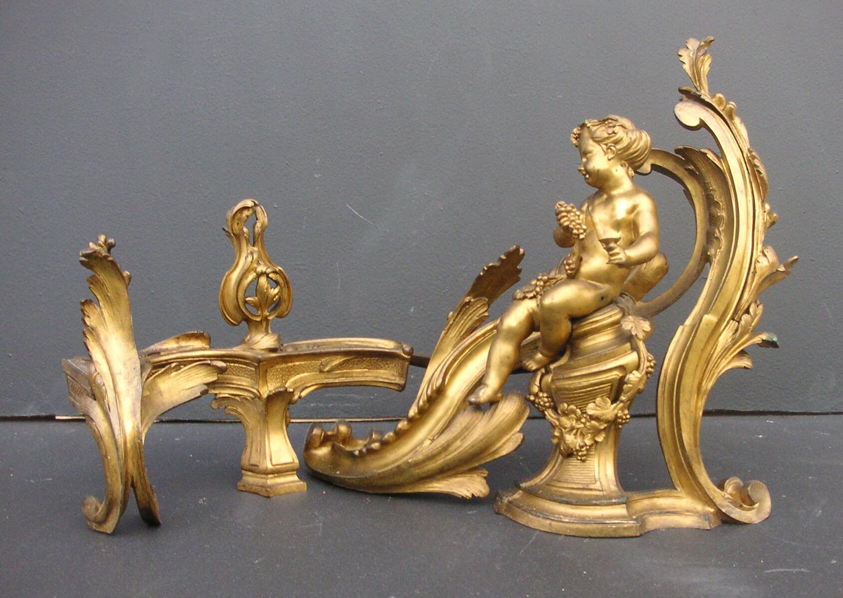 Pair of Louis XV 18th century brass chenets, very finely cast with scrolled foliage and swags, large putti holding grapes and vines. Exceptional quality.

Measures: Height: 370 mm 14