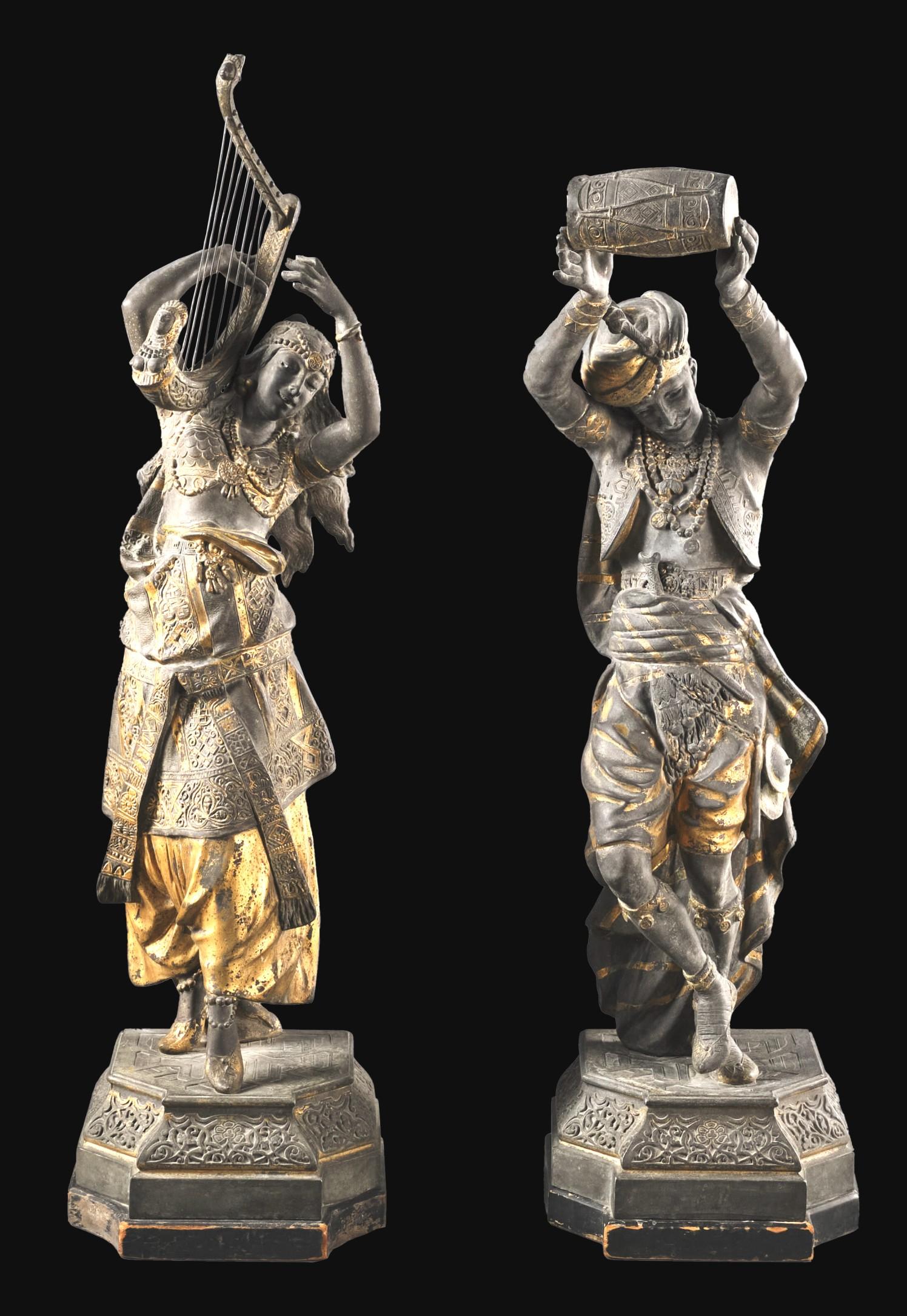 Ein beeindruckend großes und gut gegossenes Paar orientalischer Figuren, das ein Paar orientalischer Musiker in traditioneller Tracht darstellt. Beide Figuren sind 