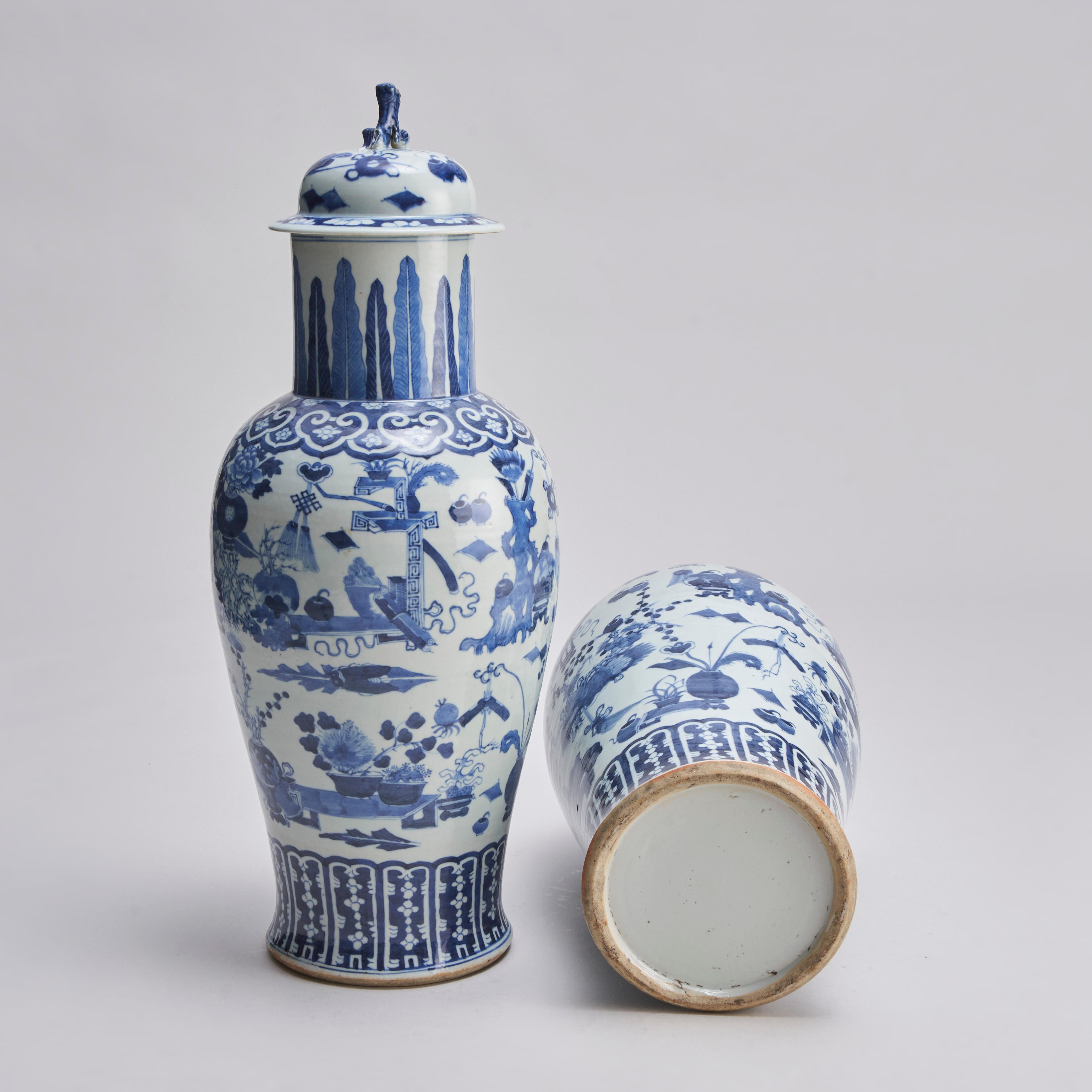 Une impressionnante paire de vases couverts en porcelaine chinoise bleue et blanche en vente 6
