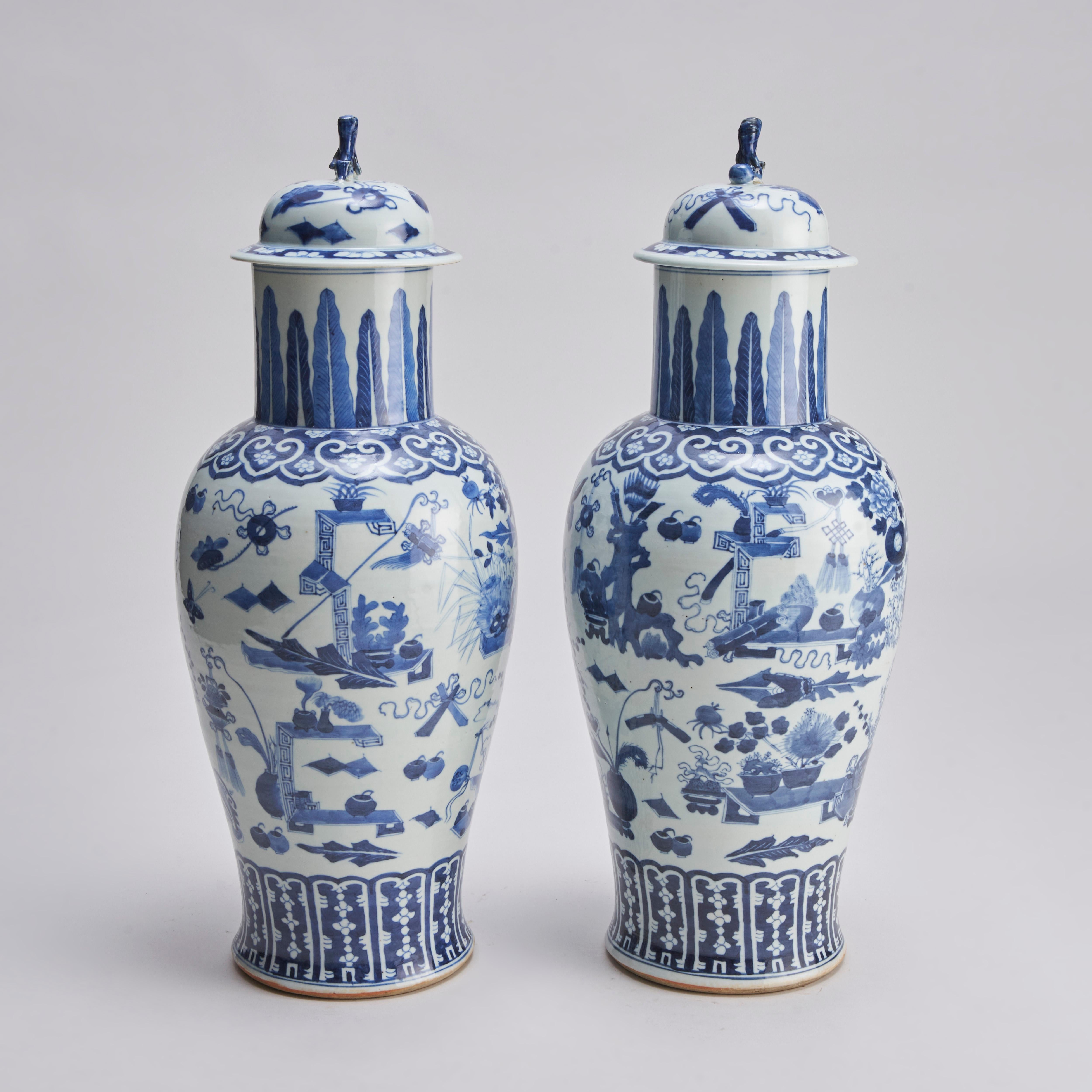 An impressive pair of Chinese porcelain blue and white covered vases In Good Condition For Sale In London, GB
