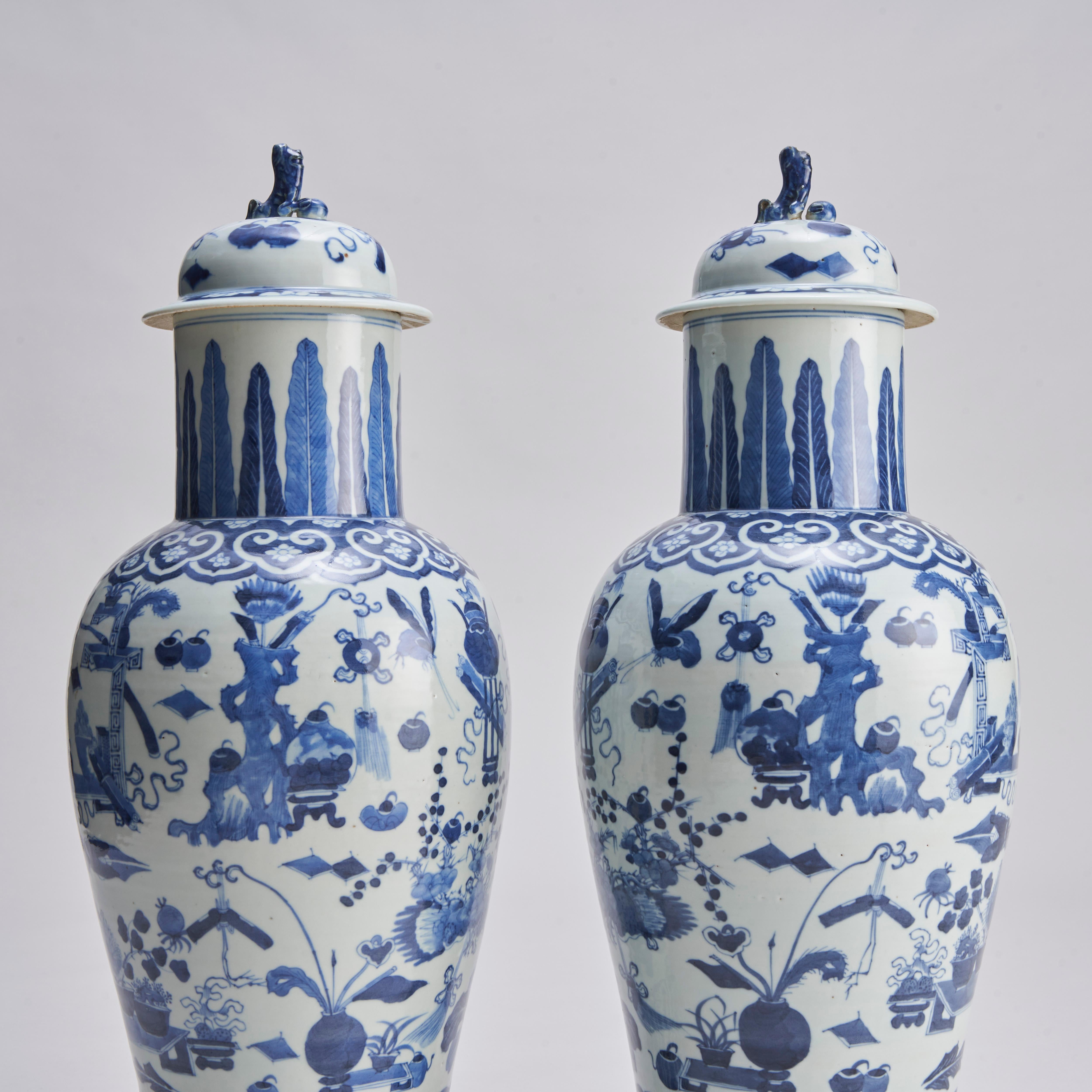 Une impressionnante paire de vases couverts en porcelaine chinoise bleue et blanche Bon état - En vente à London, GB