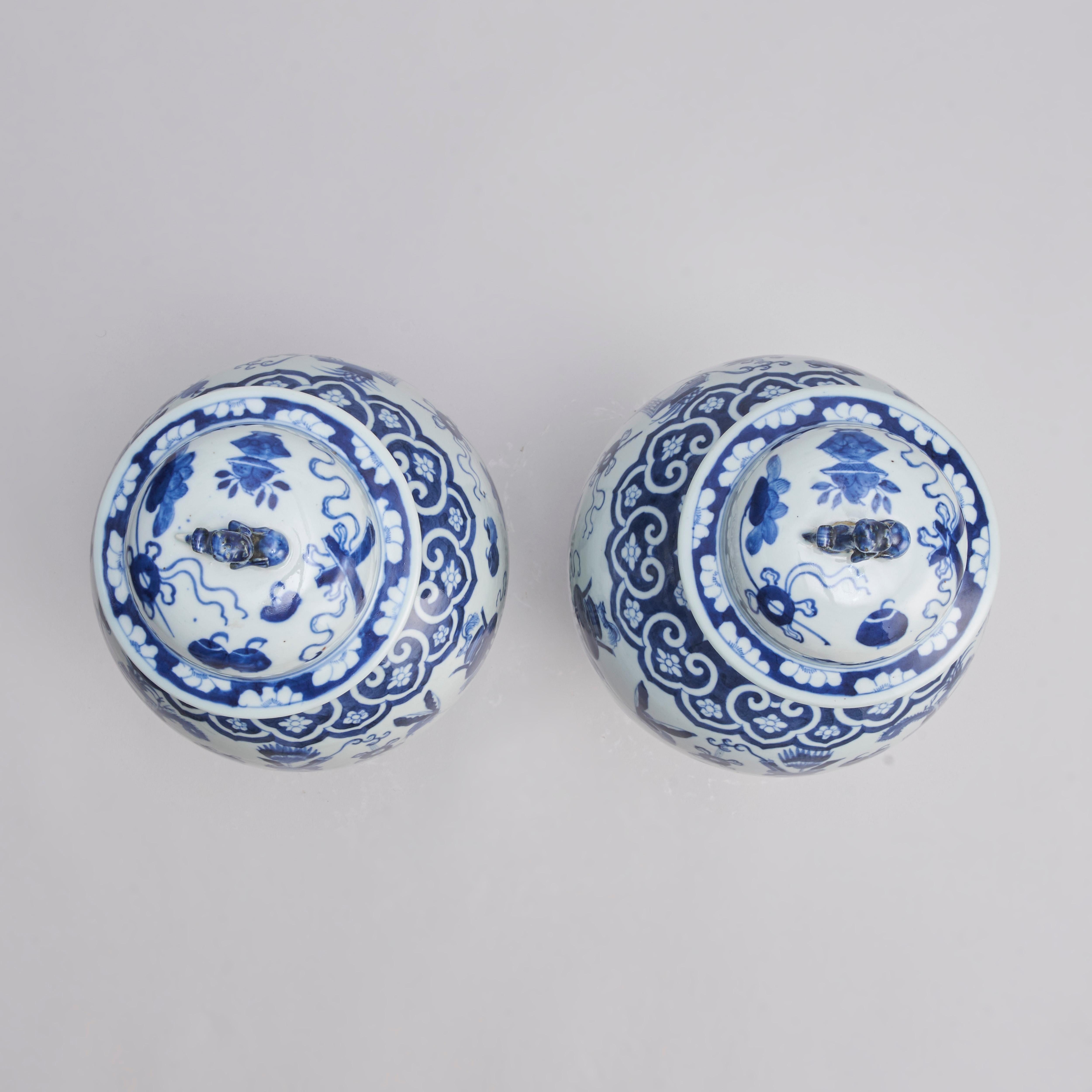 An impressive pair of Chinese porcelain blue and white covered vases For Sale 1