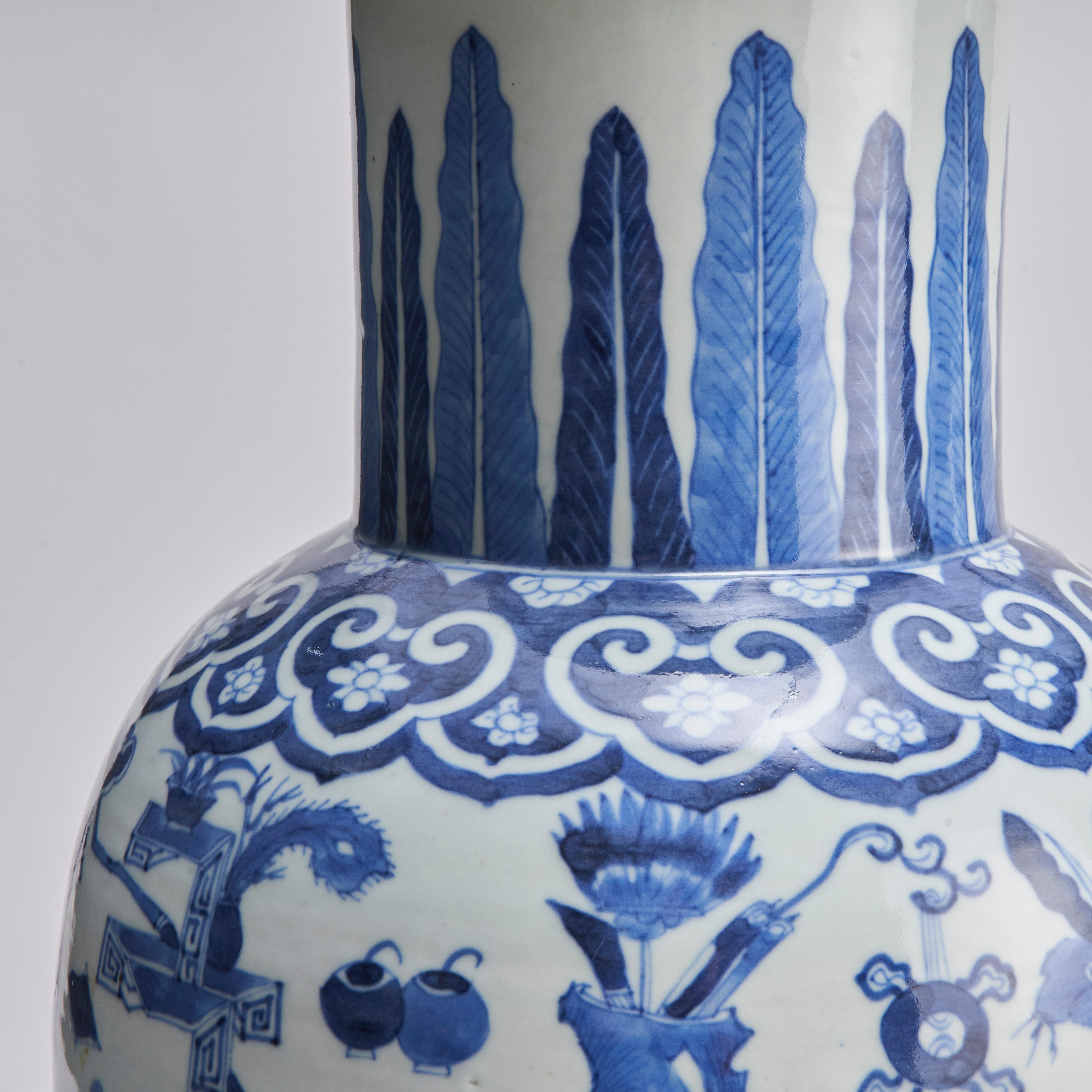 An impressive pair of Chinese porcelain blue and white covered vases For Sale 3