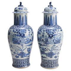Une impressionnante paire de vases couverts en porcelaine chinoise bleue et blanche