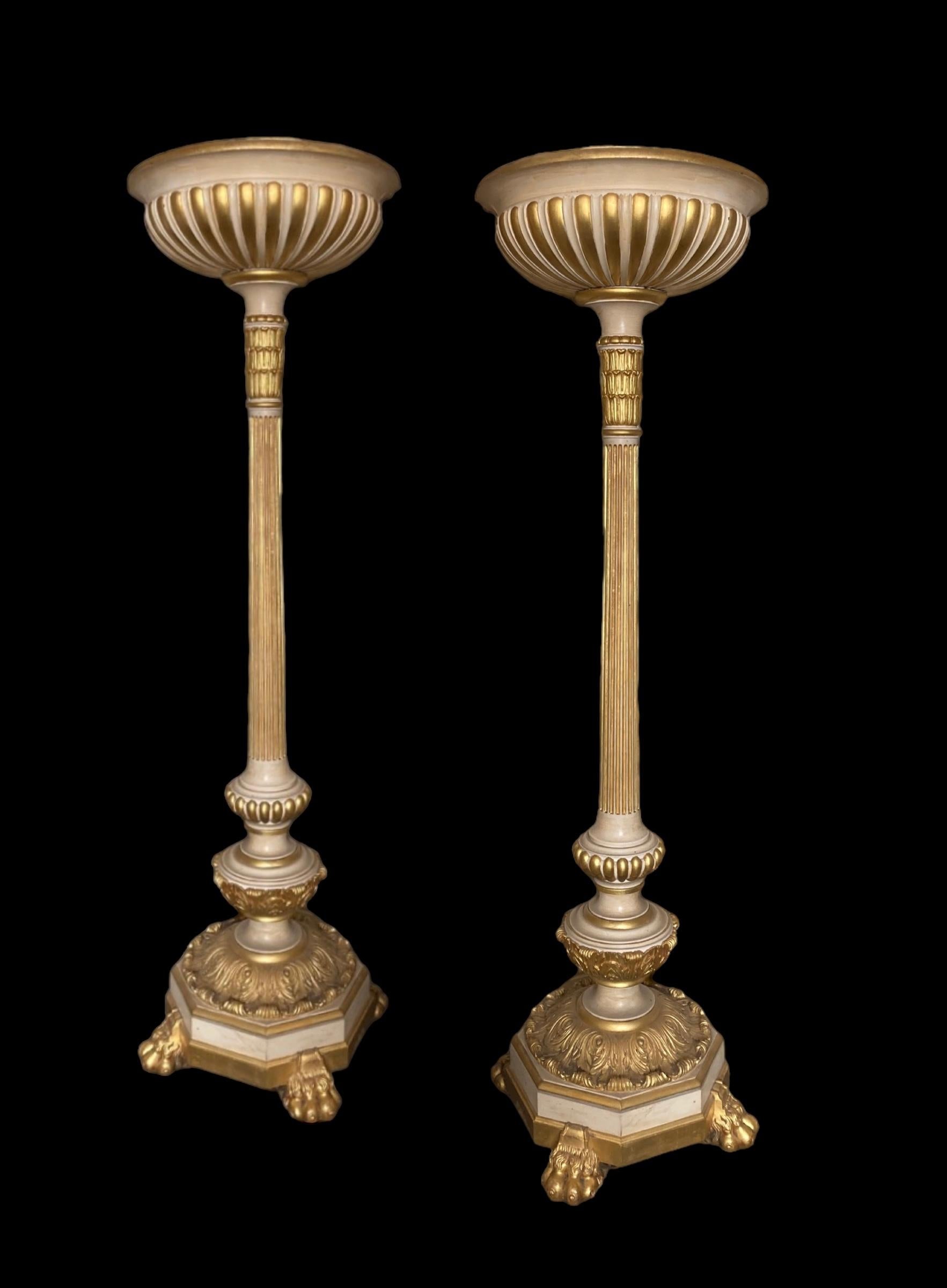 20ième siècle Une impressionnante paire de luminaires dorés et peints en vente