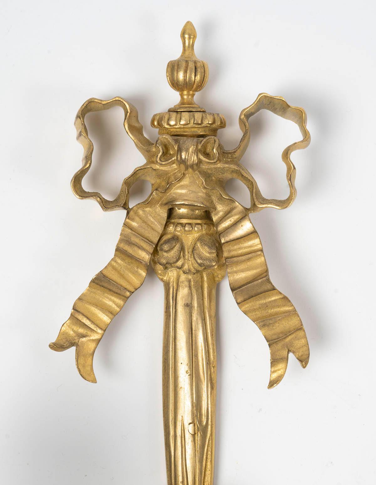 Un'impressionante coppia di applique in ormù in stile Luigi XVI, del XIX secolo.

Coppia di applique in bronzo dorato del XIX secolo in stile Luigi XVI, periodo Napoleone III, a 3 luci.

H. H. 77 cm, L. 36 cm, P. 27 cm.
Contattaci prima di ordinare