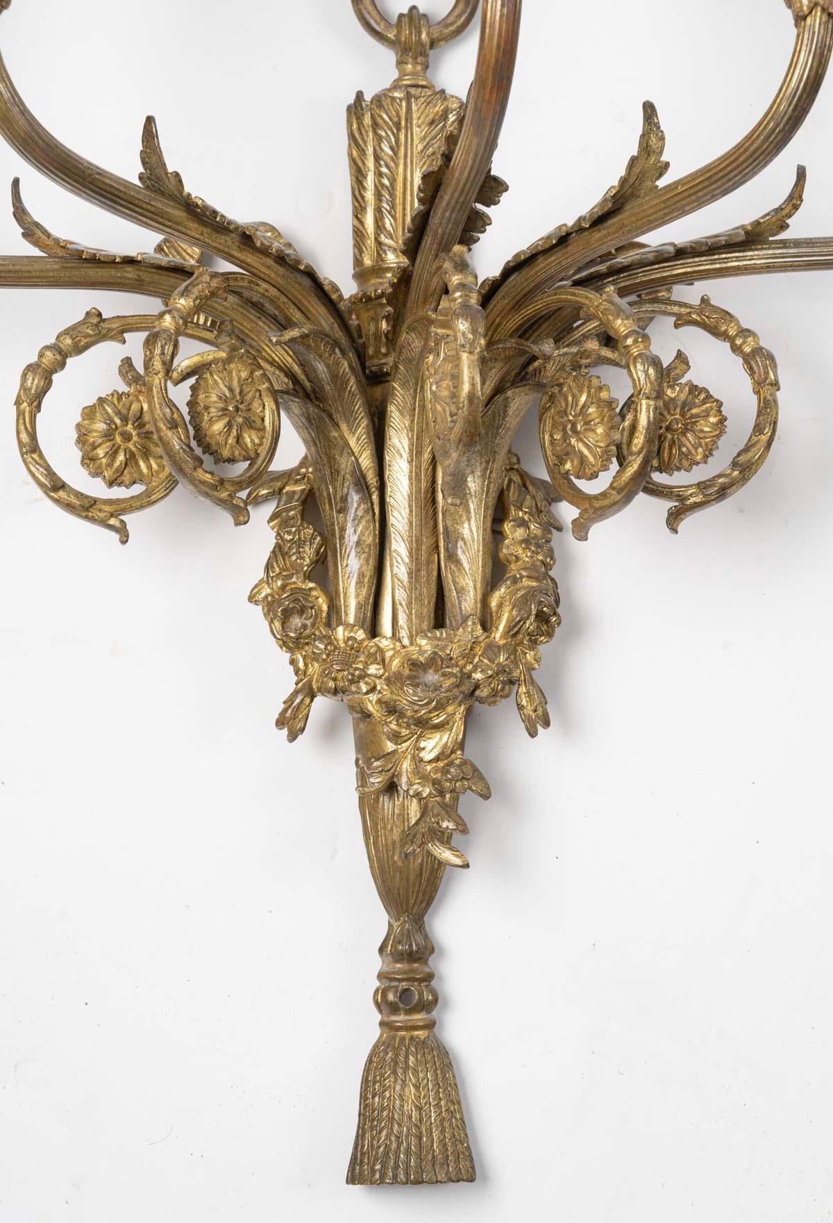 Un'impressionante coppia di applique in ormù in stile Luigi XVI, del XIX secolo.

Coppia di appliques in bronzo dorato del XIX secolo in stile Luigi XVI, periodo Napoleone III, 5 luci.

H. H. 84 cm, L. 56 cm, P. 24 cm.
Contattaci prima di ordinare