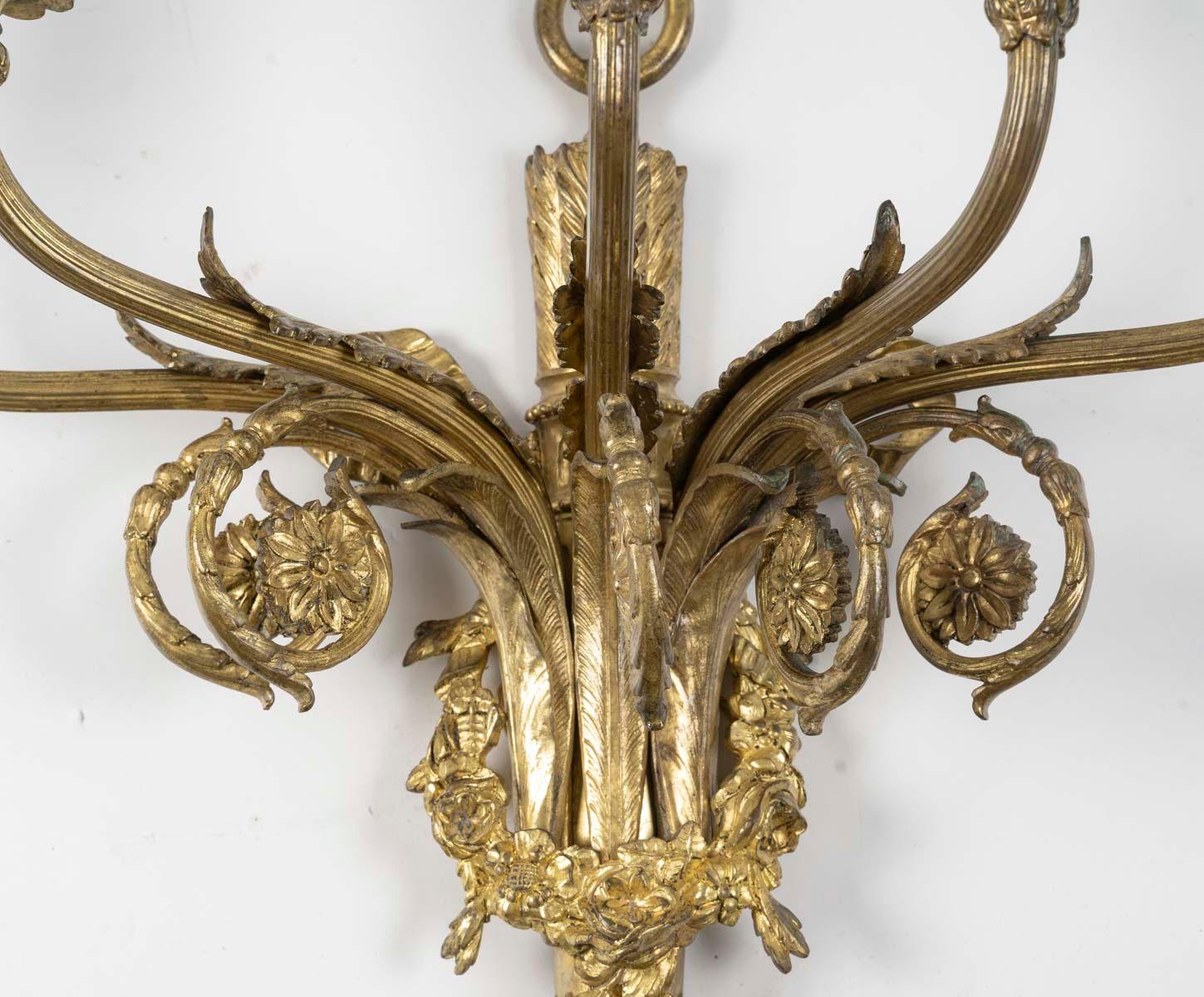 Dorato Impressionante coppia di appliques in ormù in stile Luigi XVI, XIX secolo. in vendita