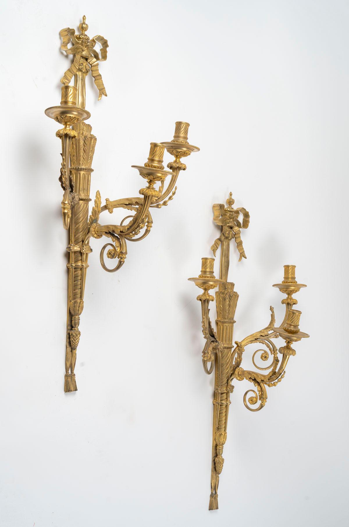 Bronzo Impressionante coppia di appliques in ormù in stile Luigi XVI, XIX secolo. in vendita