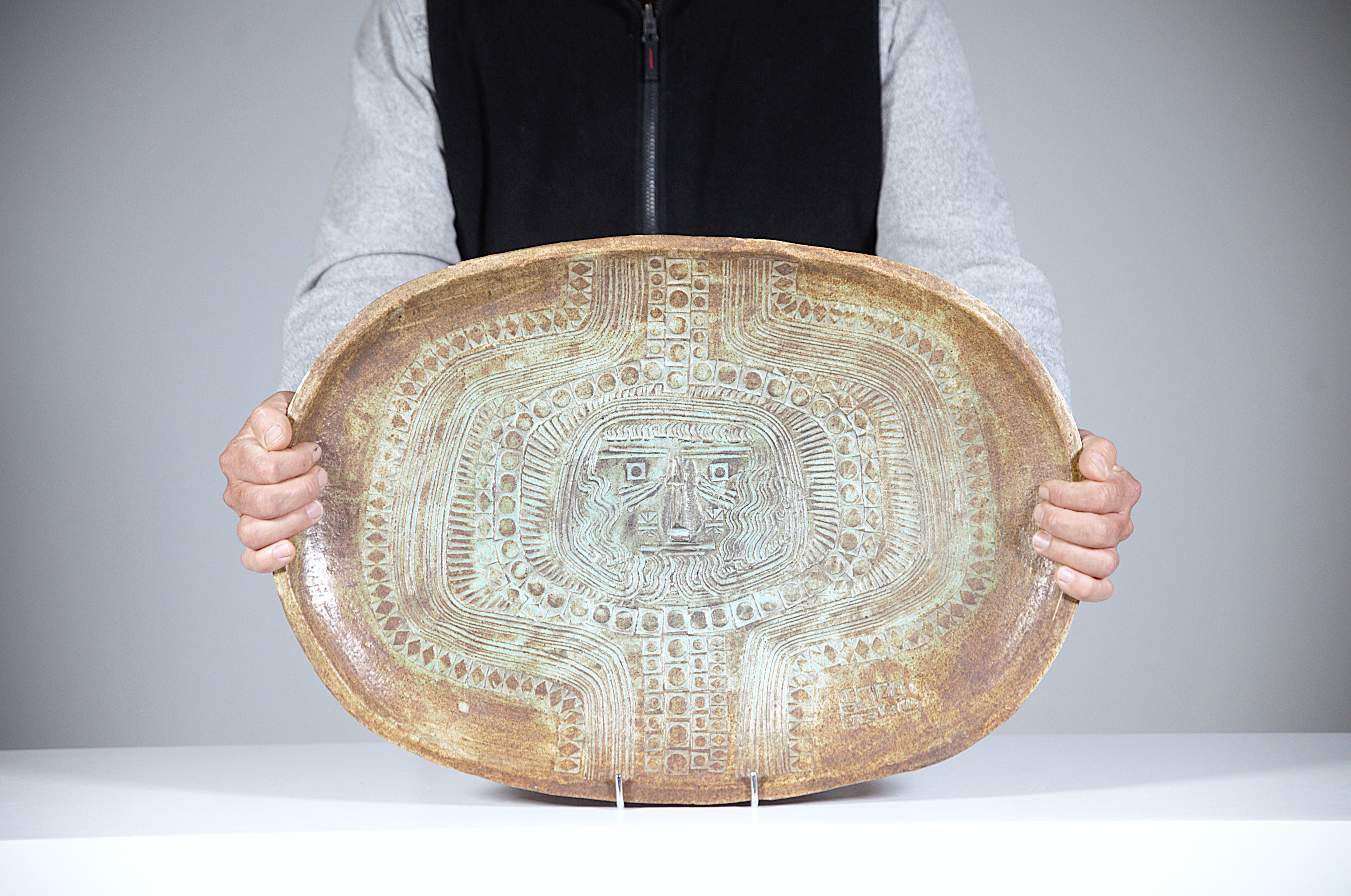 Impresionante plato de pared de Jo Rowland Francia Años 60

Atelier A Sant Vicens Perpiñán.

Utilízalo como plato o plato de pared como quieras...

Decoración primitiva.

Firmado en.

En buen estado.