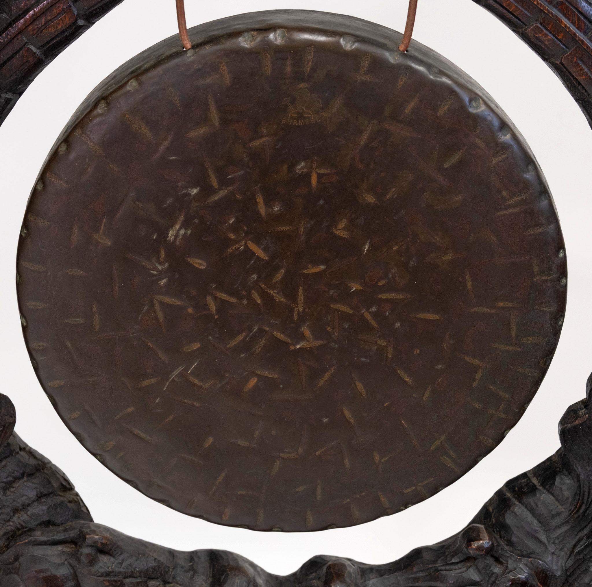Impressionnant gong de table sur pied en chêne sculpté de l'époque victorienne en vente 3