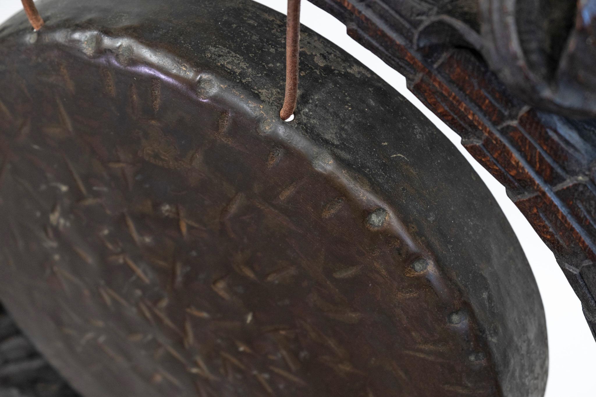 Impressionnant gong de table sur pied en chêne sculpté de l'époque victorienne en vente 4