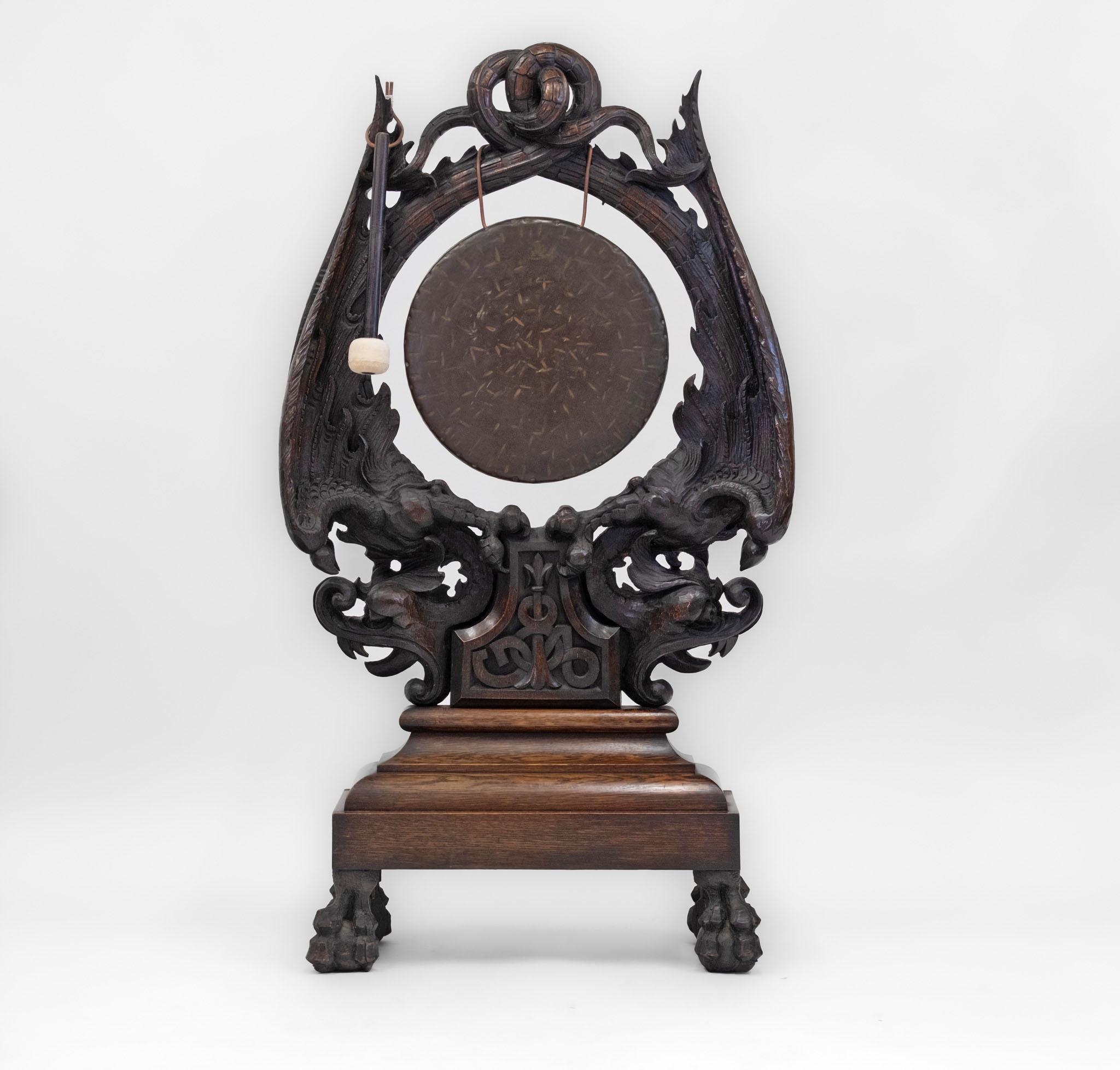 Impressionnant gong de table sur pied en chêne sculpté de l'époque victorienne en vente 6