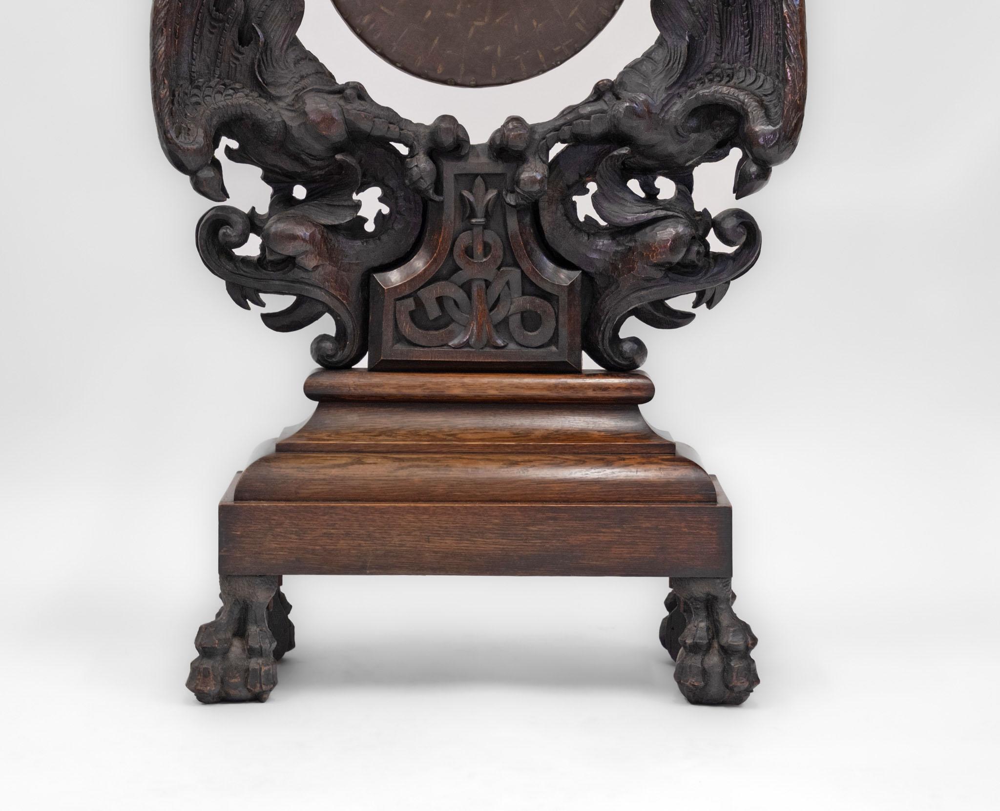 Britannique Impressionnant gong de table sur pied en chêne sculpté de l'époque victorienne en vente