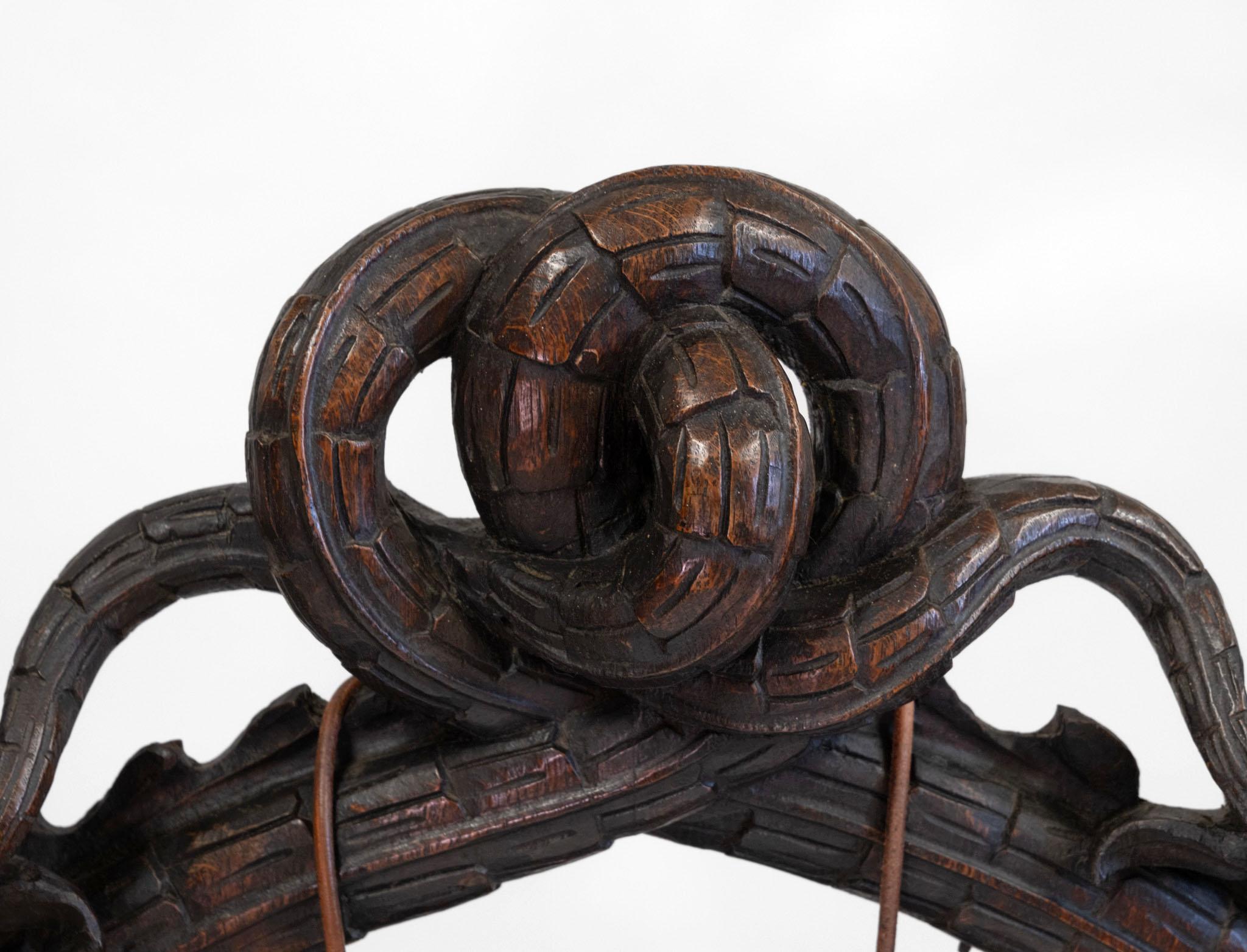 Impressionnant gong de table sur pied en chêne sculpté de l'époque victorienne Bon état - En vente à Norwich, GB