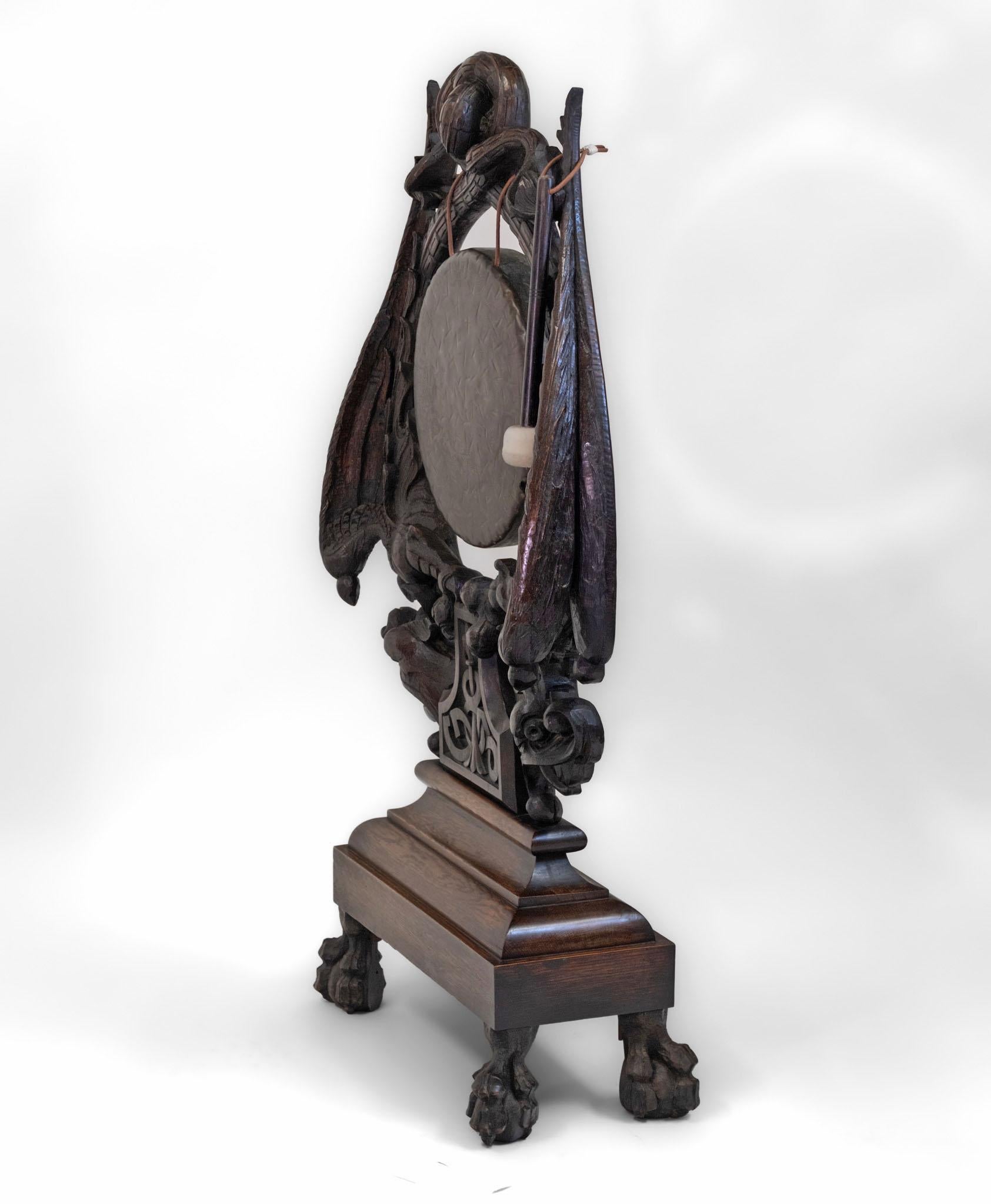 XIXe siècle Impressionnant gong de table sur pied en chêne sculpté de l'époque victorienne en vente
