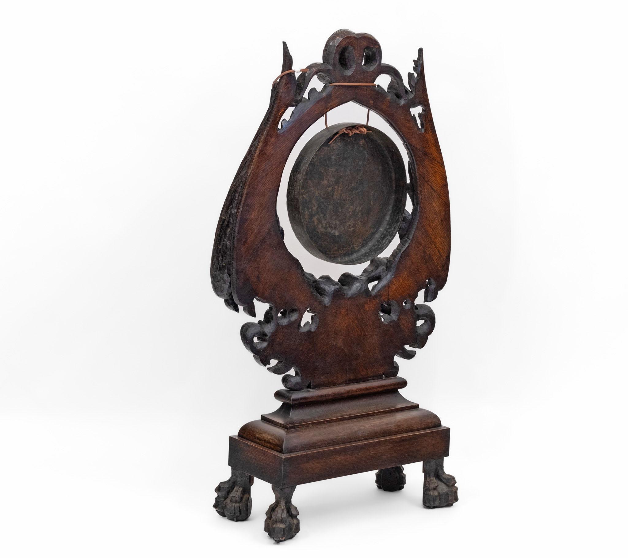 Impressionnant gong de table sur pied en chêne sculpté de l'époque victorienne en vente 1