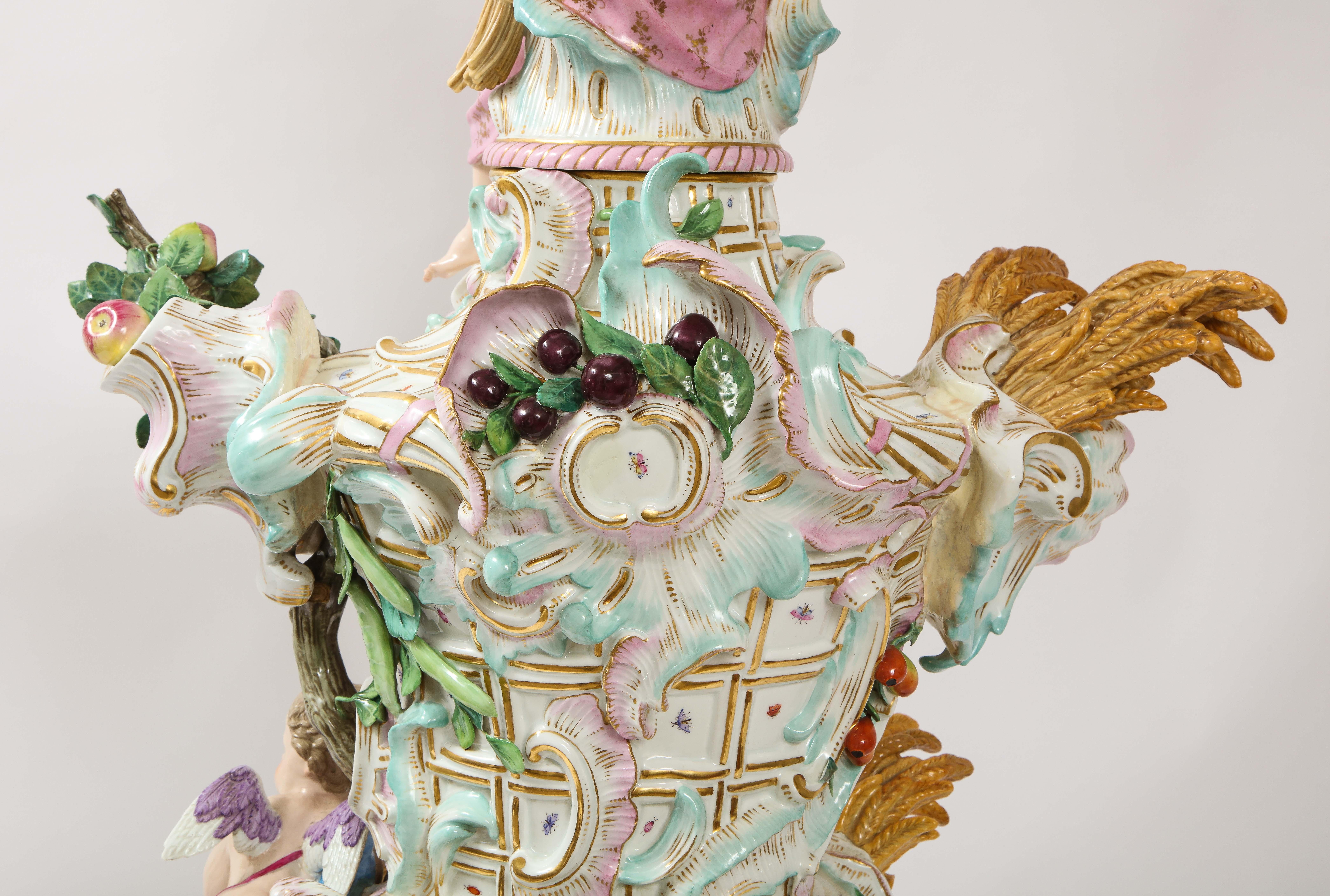 Incroyable urne couverte en porcelaine de Meissen du 19e siècle emblématique de l'automne en vente 5