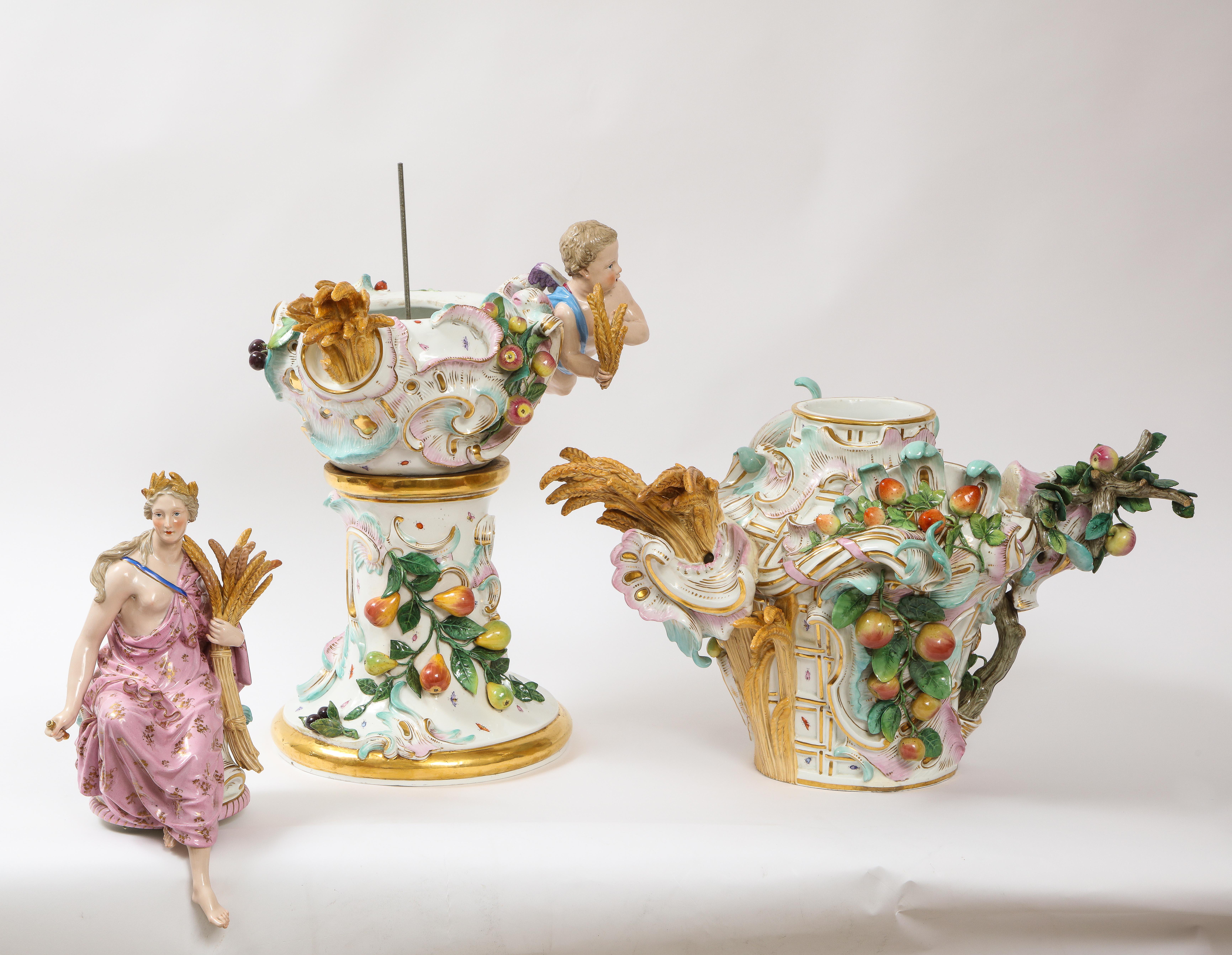 Incroyable urne couverte en porcelaine de Meissen du 19e siècle emblématique de l'automne en vente 7
