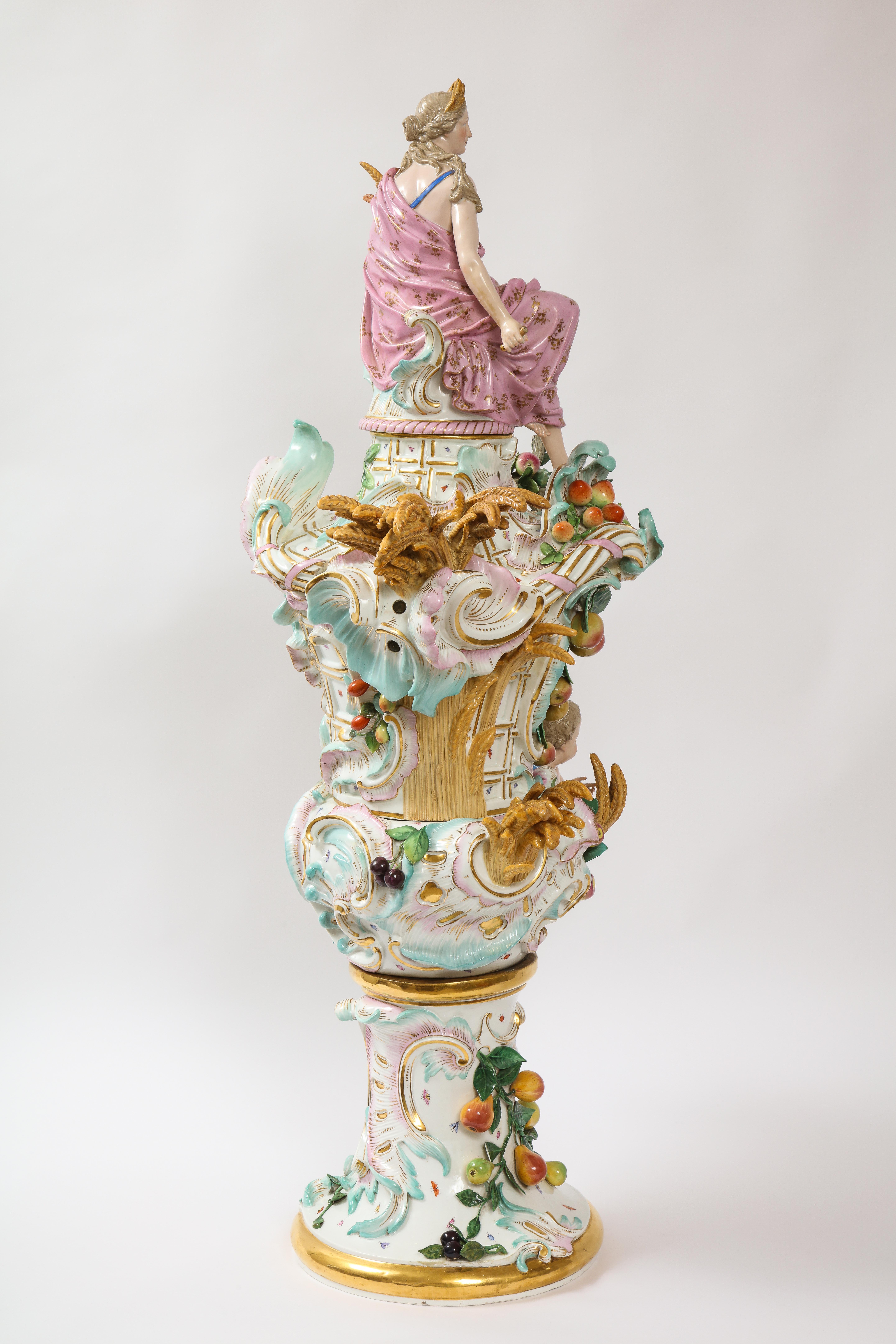 Une incroyable et vraiment monumentale urne couverte en porcelaine de Meissen du XIXe siècle, emblématique de l'automne. Il s'agit de l'une des plus incroyables et des plus spectaculaires présentations de porcelaine de Meissen que nous ayons eu le