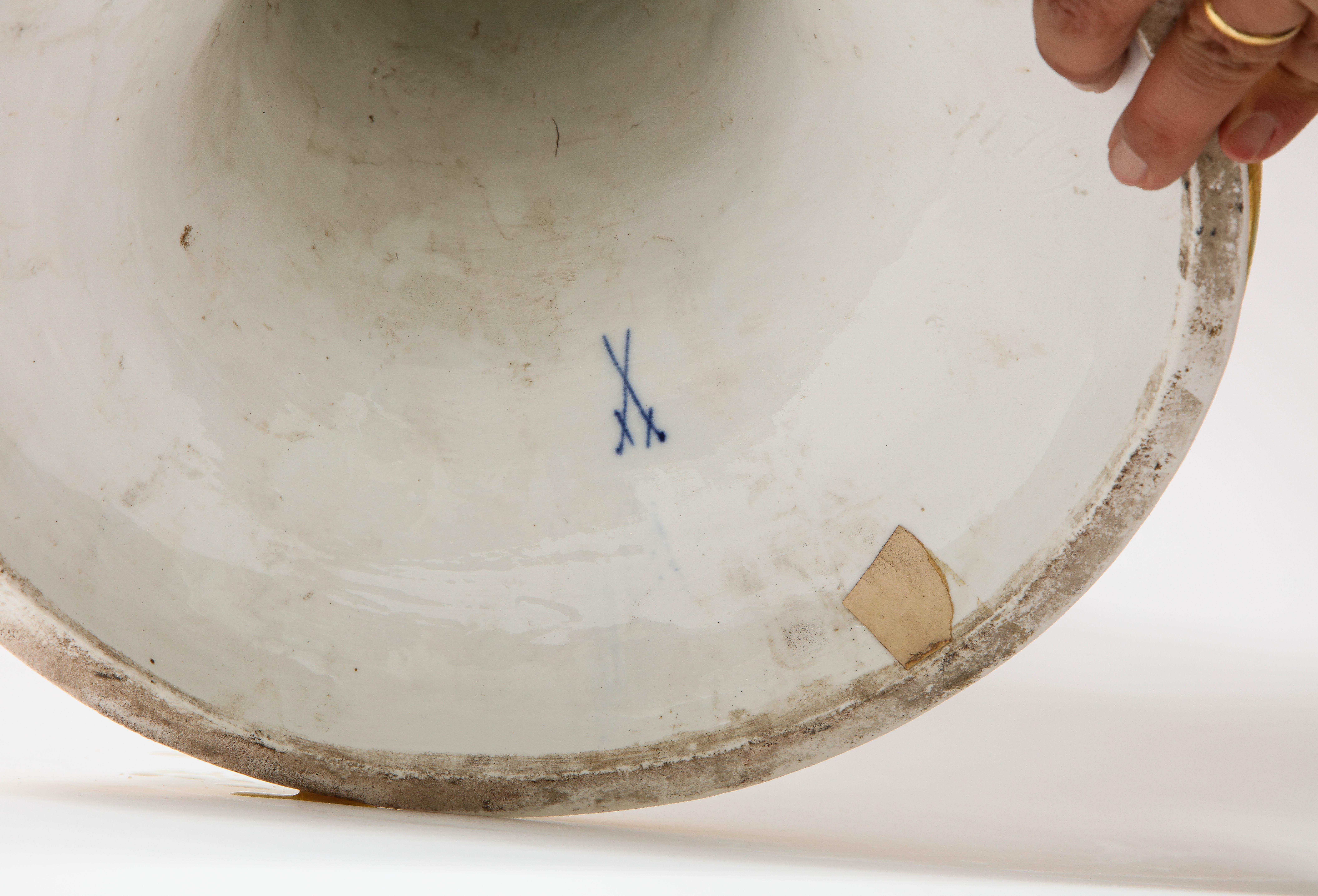 Incroyable urne couverte en porcelaine de Meissen du 19e siècle emblématique de l'automne en vente 12