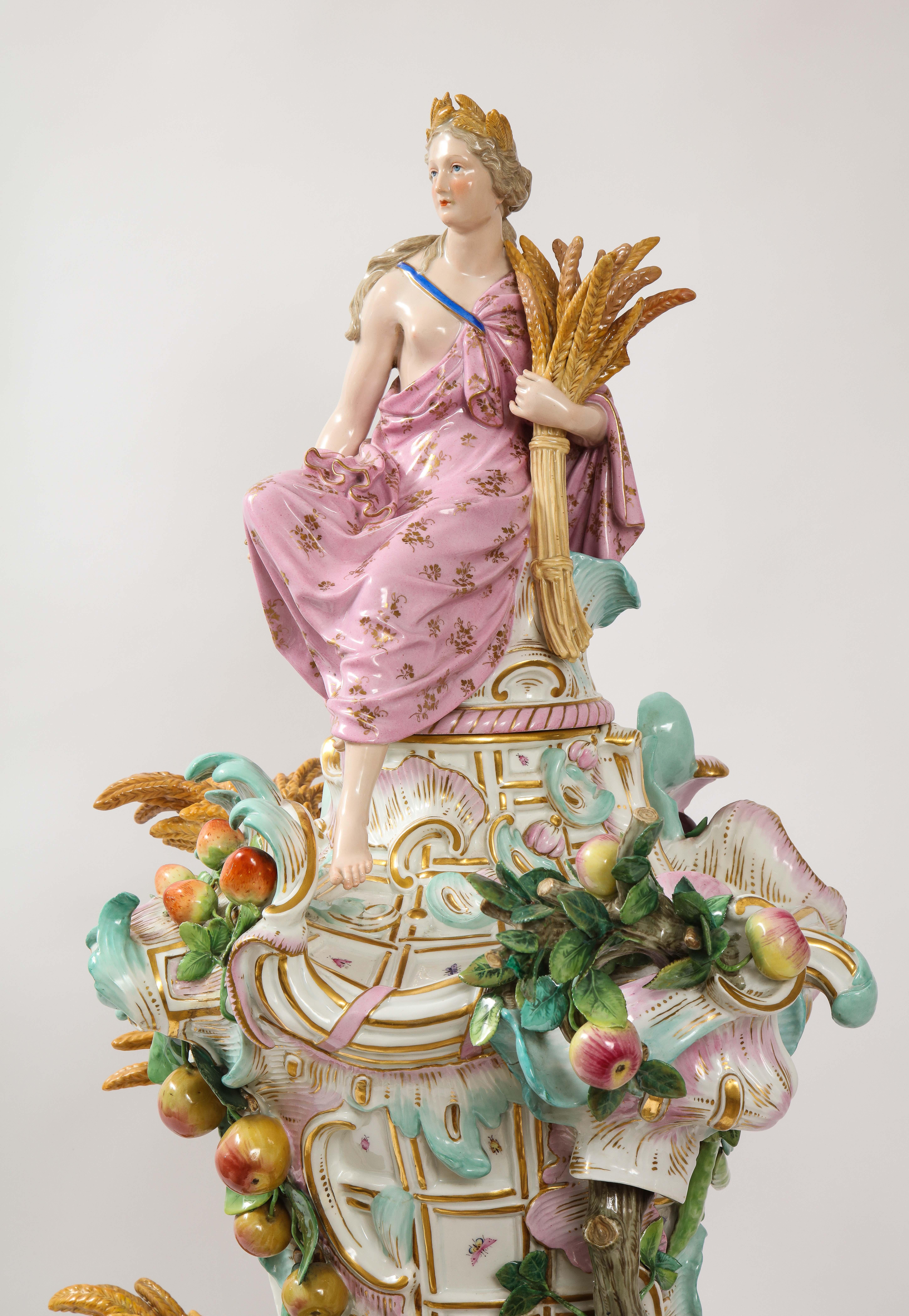 Tedesco Incredibile urna coperta in porcellana di Meissen del XIX secolo, emblematica dell'autunno in vendita
