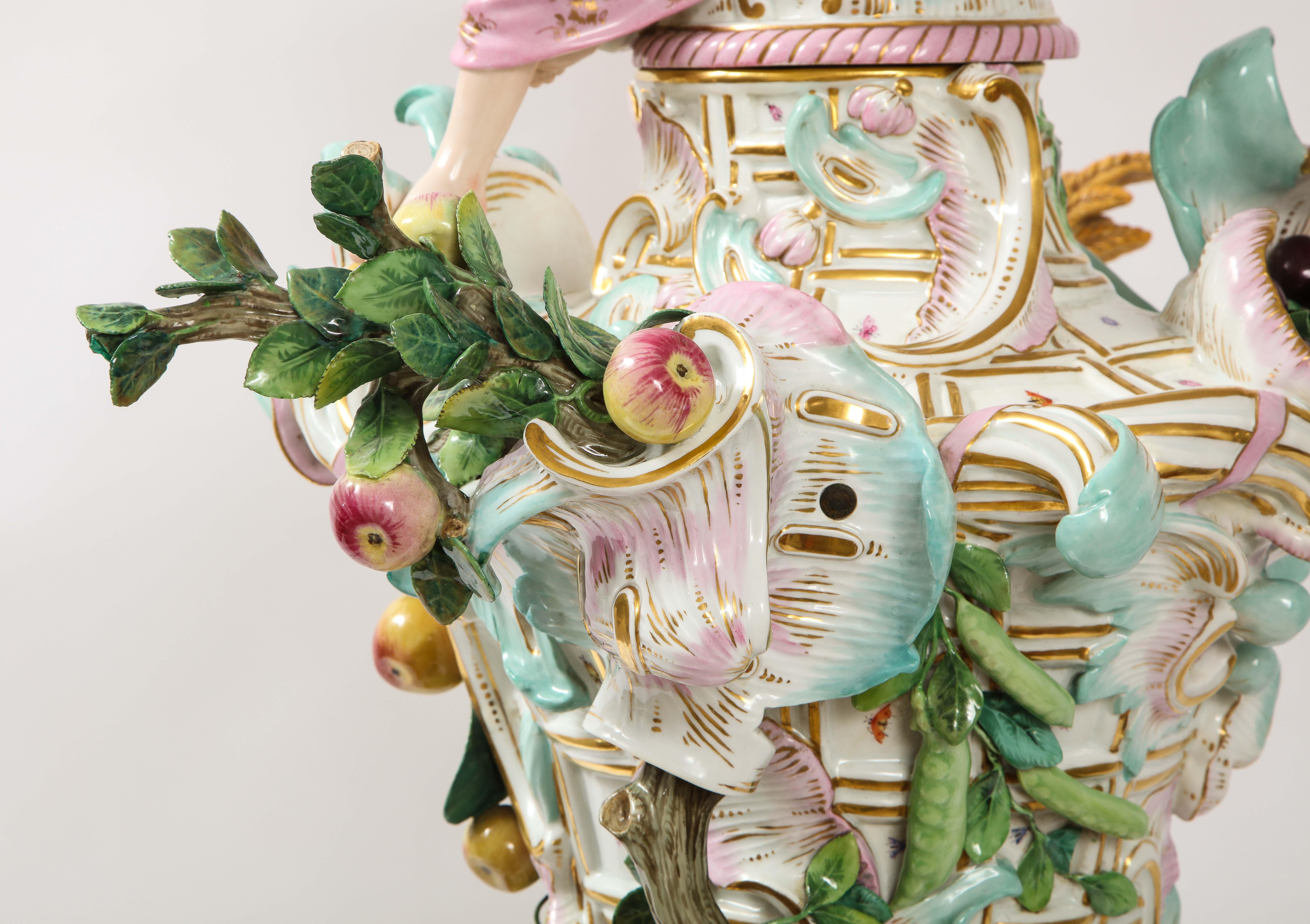 Porcelaine Incroyable urne couverte en porcelaine de Meissen du 19e siècle emblématique de l'automne en vente