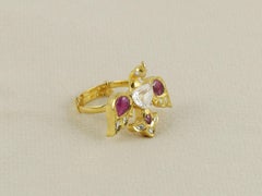 Indischer Pfauenring aus 18 Karat Gold mit einem 1-Karat-Diamanten im Rautenschliff in der Mitte und Rubinen