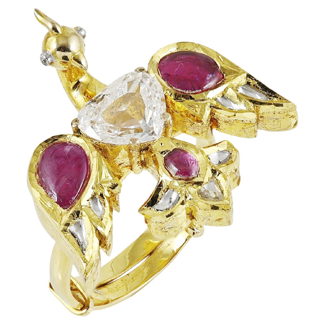 Bague indienne en or 18 carats représentant un paon, avec au centre un diamant rocaille de 1 carat et des rubis.