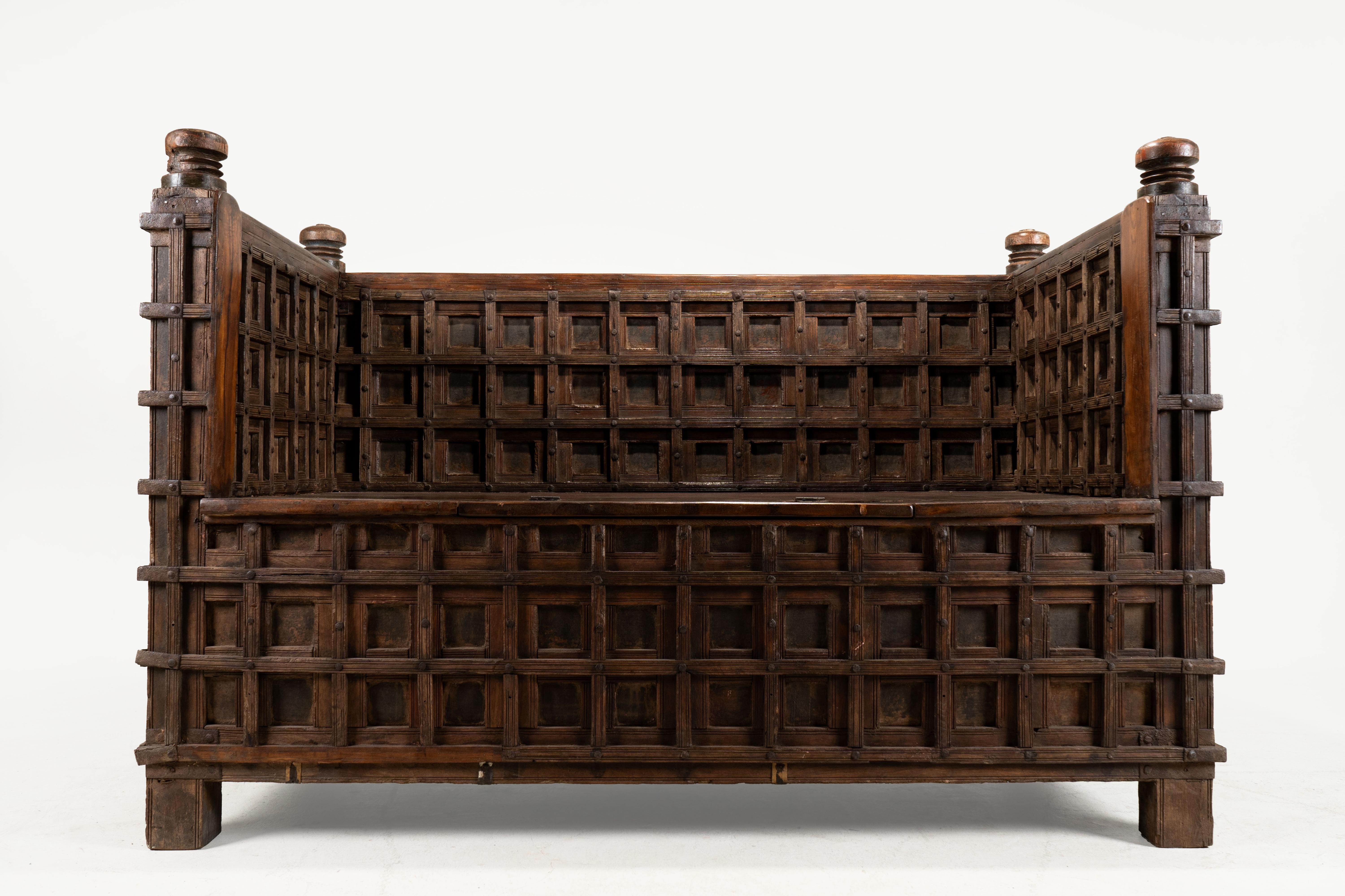 Banc indien avec rangement discret en vente 4