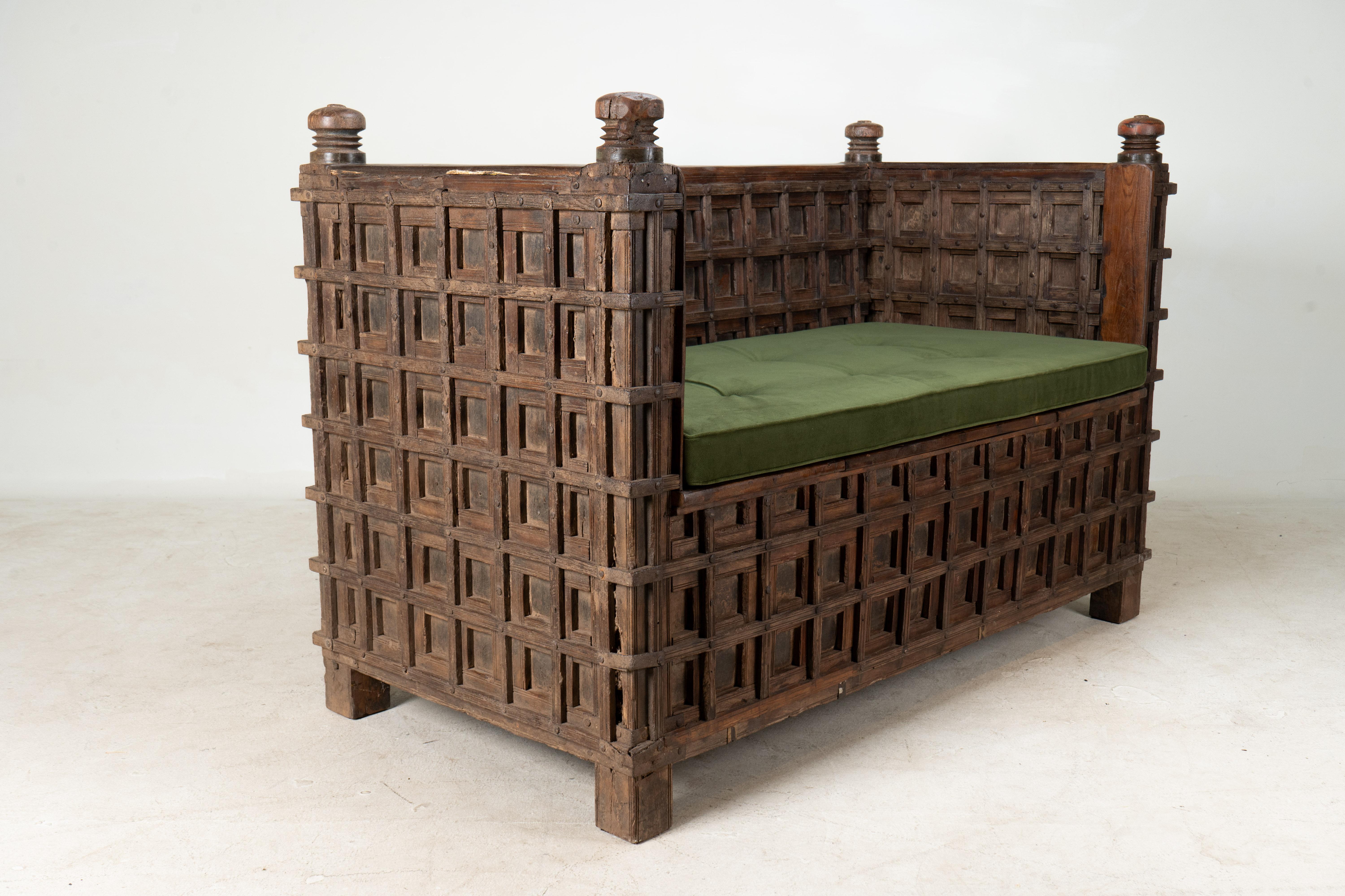 Banc indien avec rangement discret en vente 5