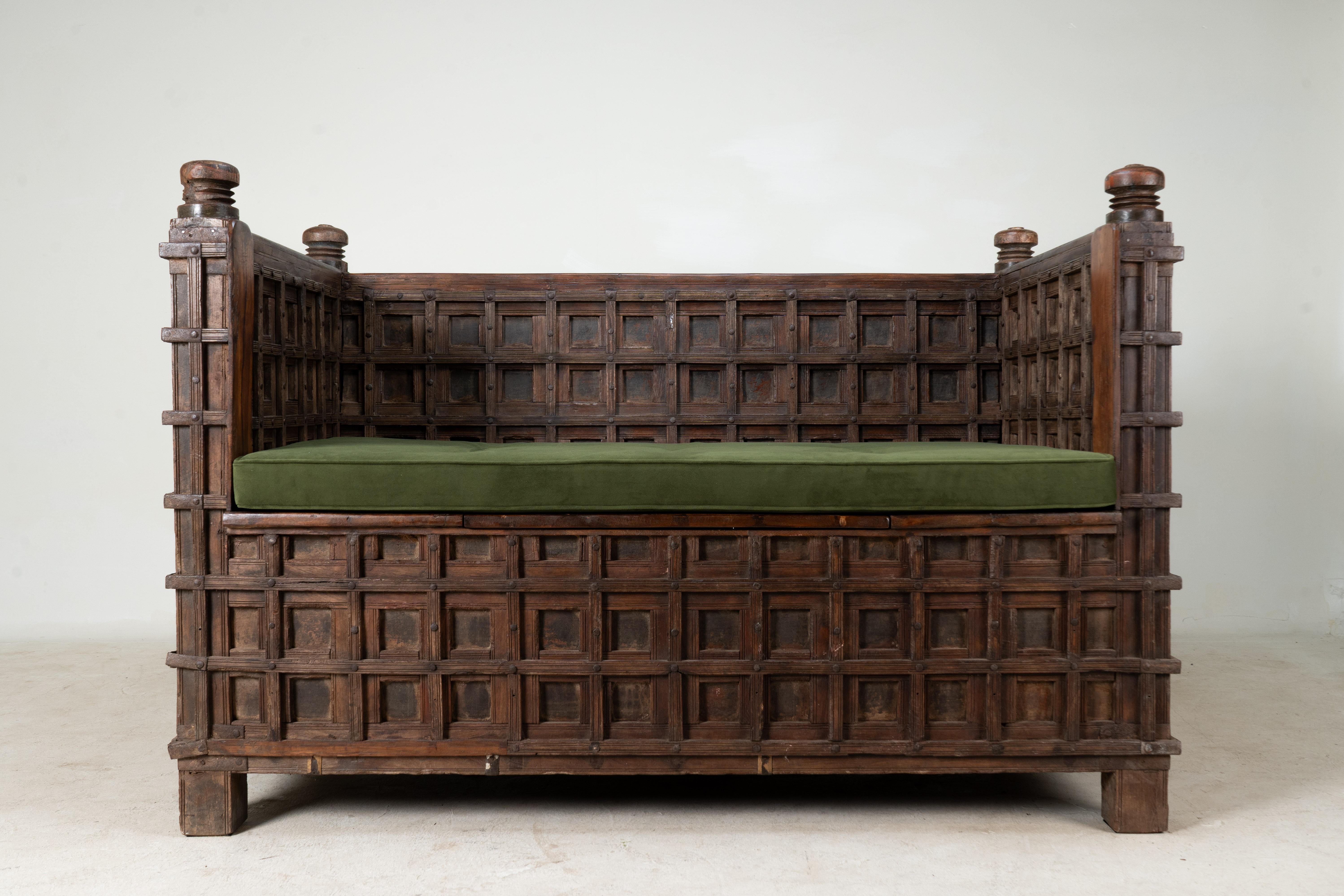 Ce banc de rangement indien de style 