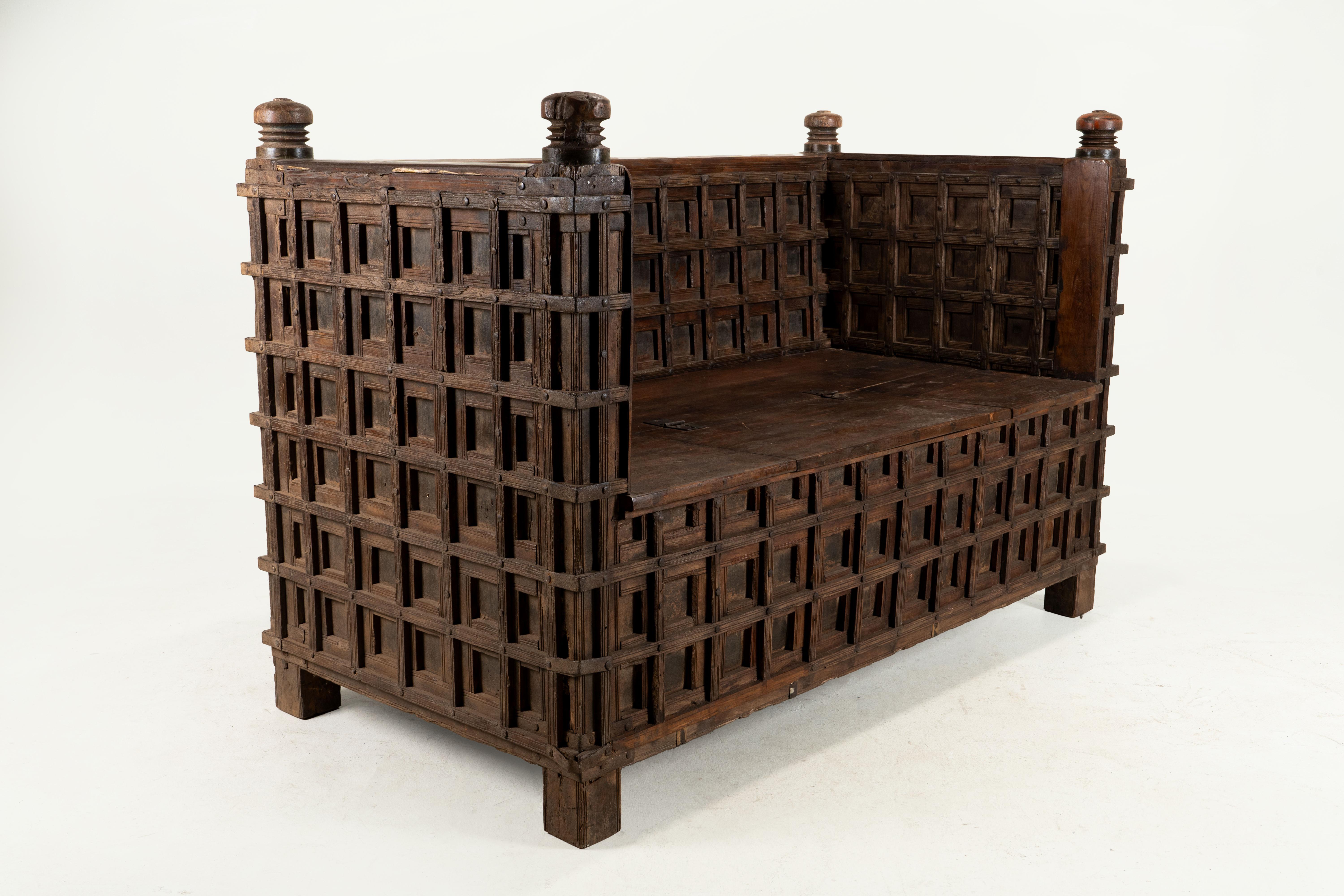 Banc indien avec rangement discret Bon état - En vente à Chicago, IL