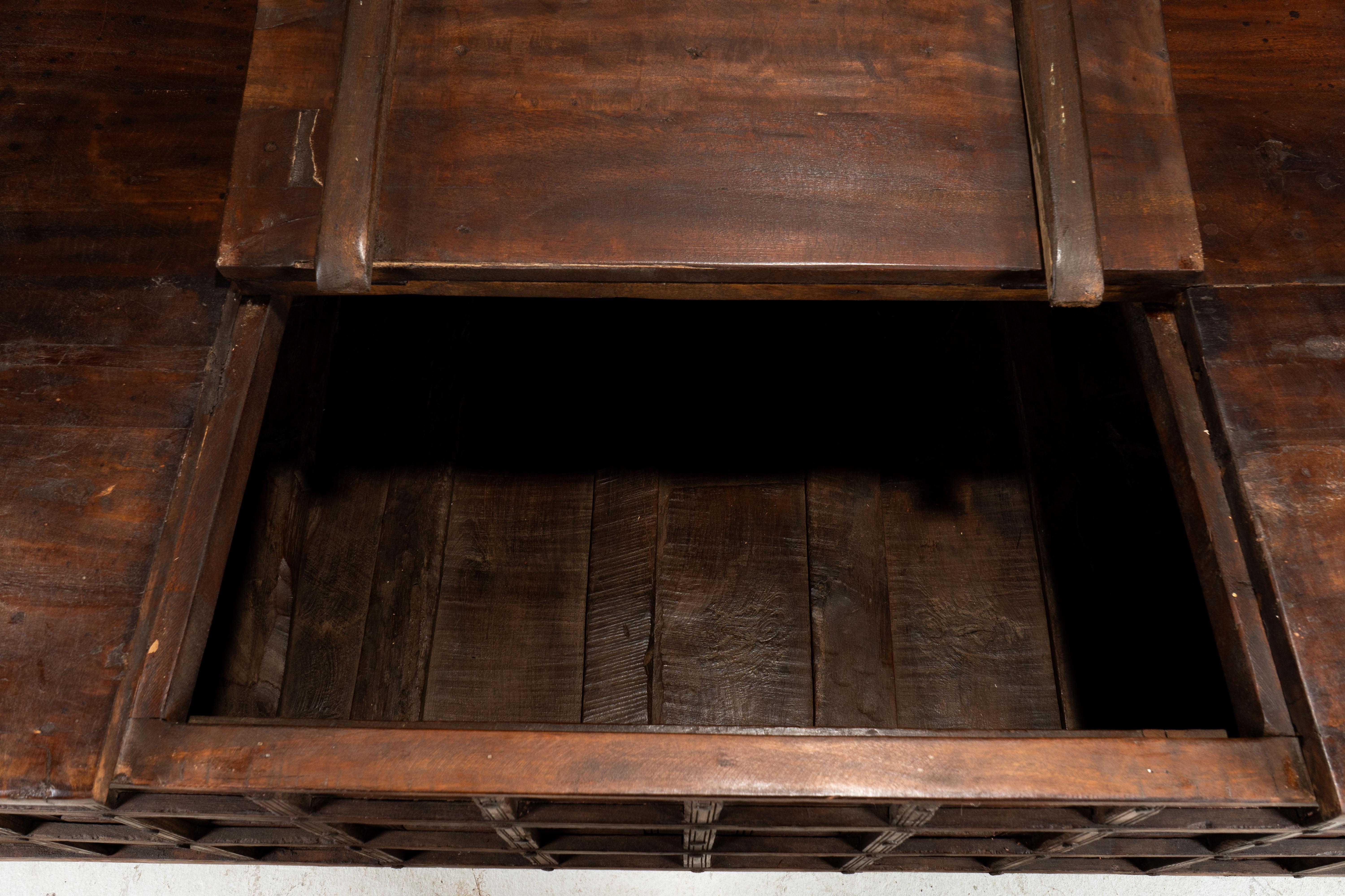 Bois de rose Banc indien avec rangement discret en vente