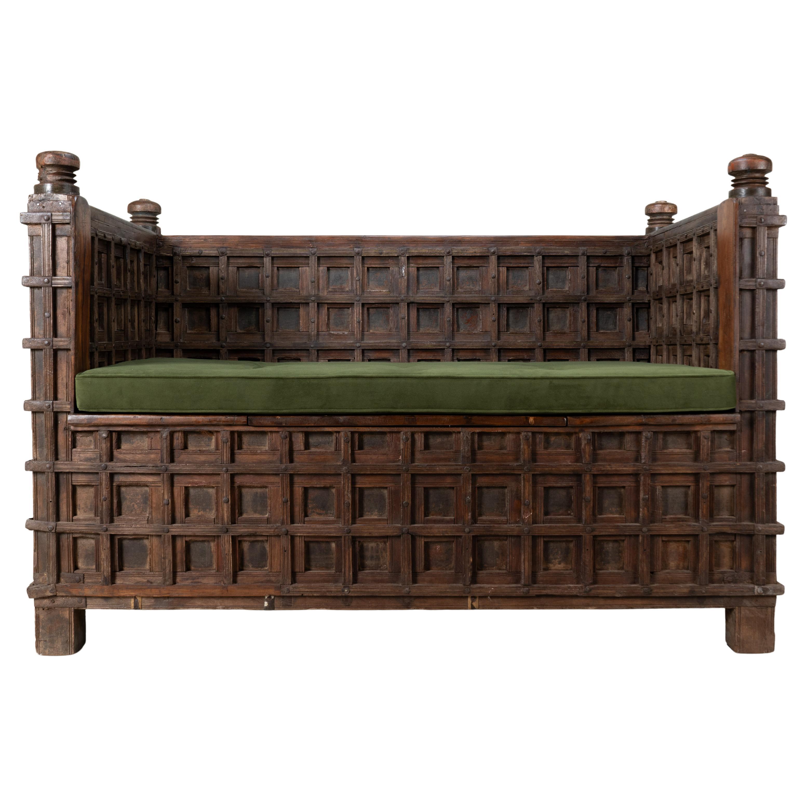 Banc indien avec rangement discret