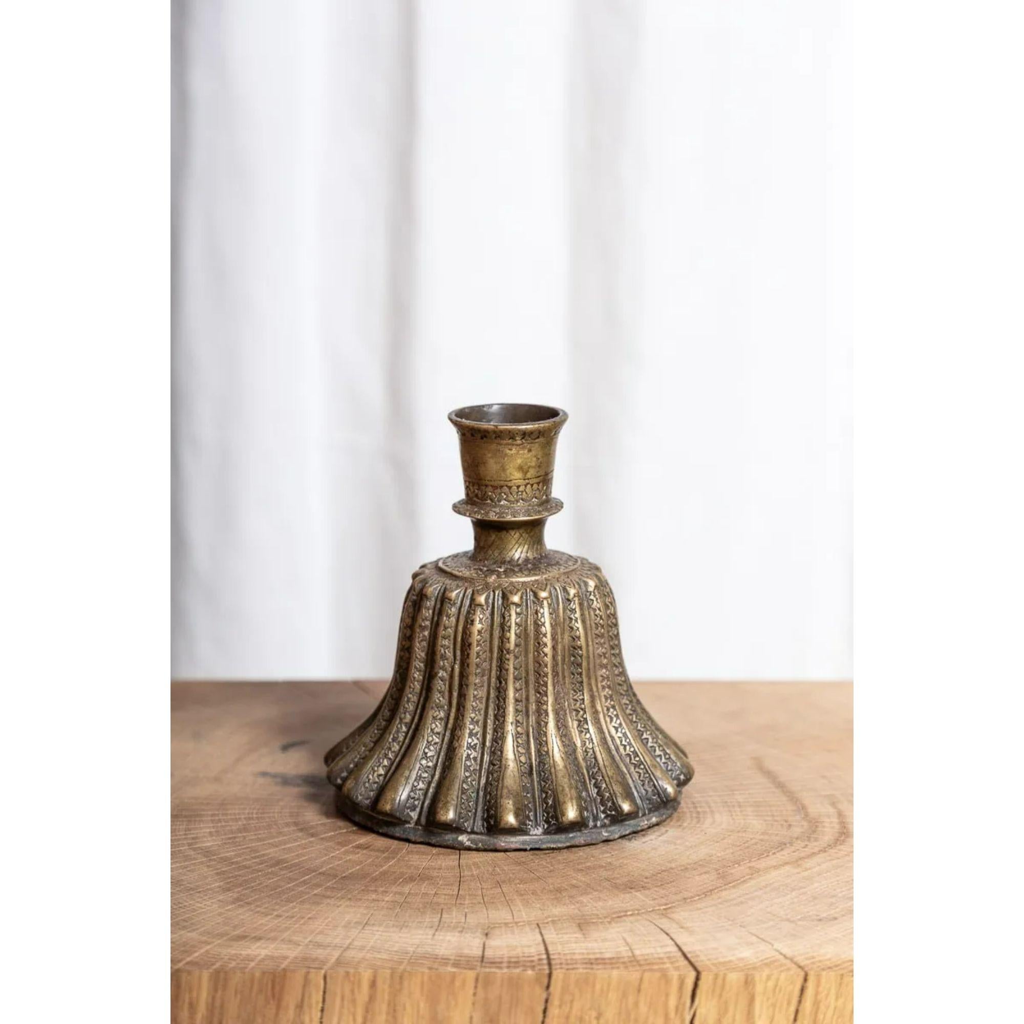 Base de narguilé en bronze indien.

Base de pipe à narguilé en laiton cannelé en forme de cloche.

Dimensions : H 16,5cm