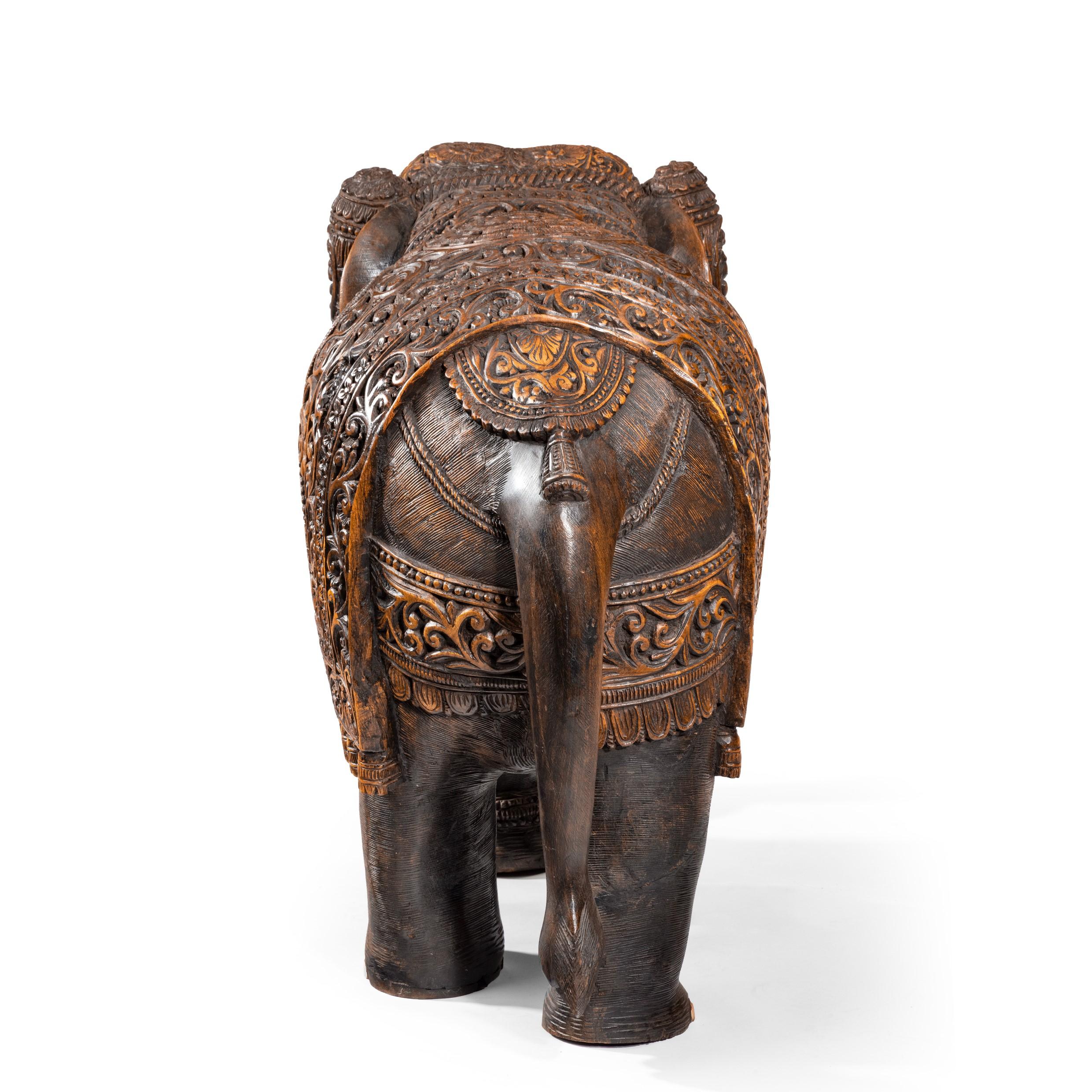 Indischer geschnitzter Elefant aus Hartholz im Angebot 6