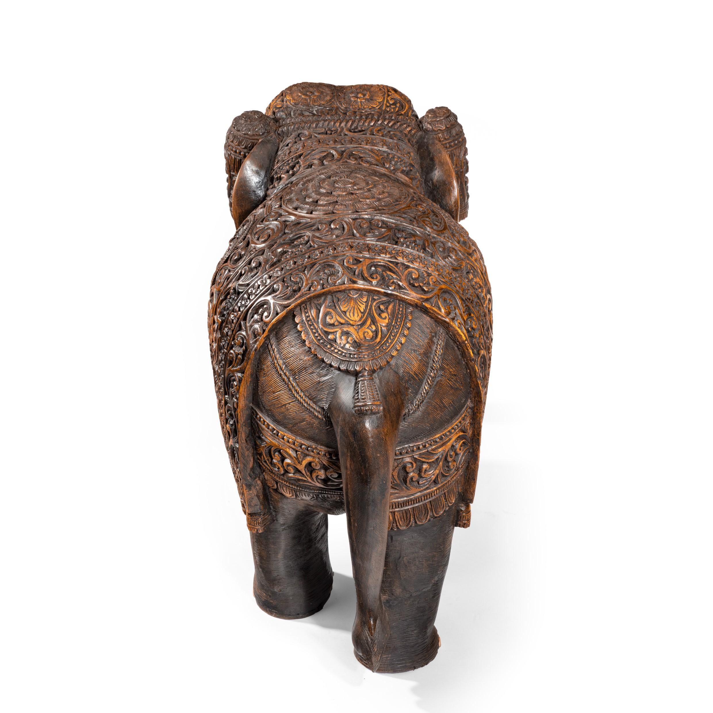 Indischer geschnitzter Elefant aus Hartholz im Angebot 7