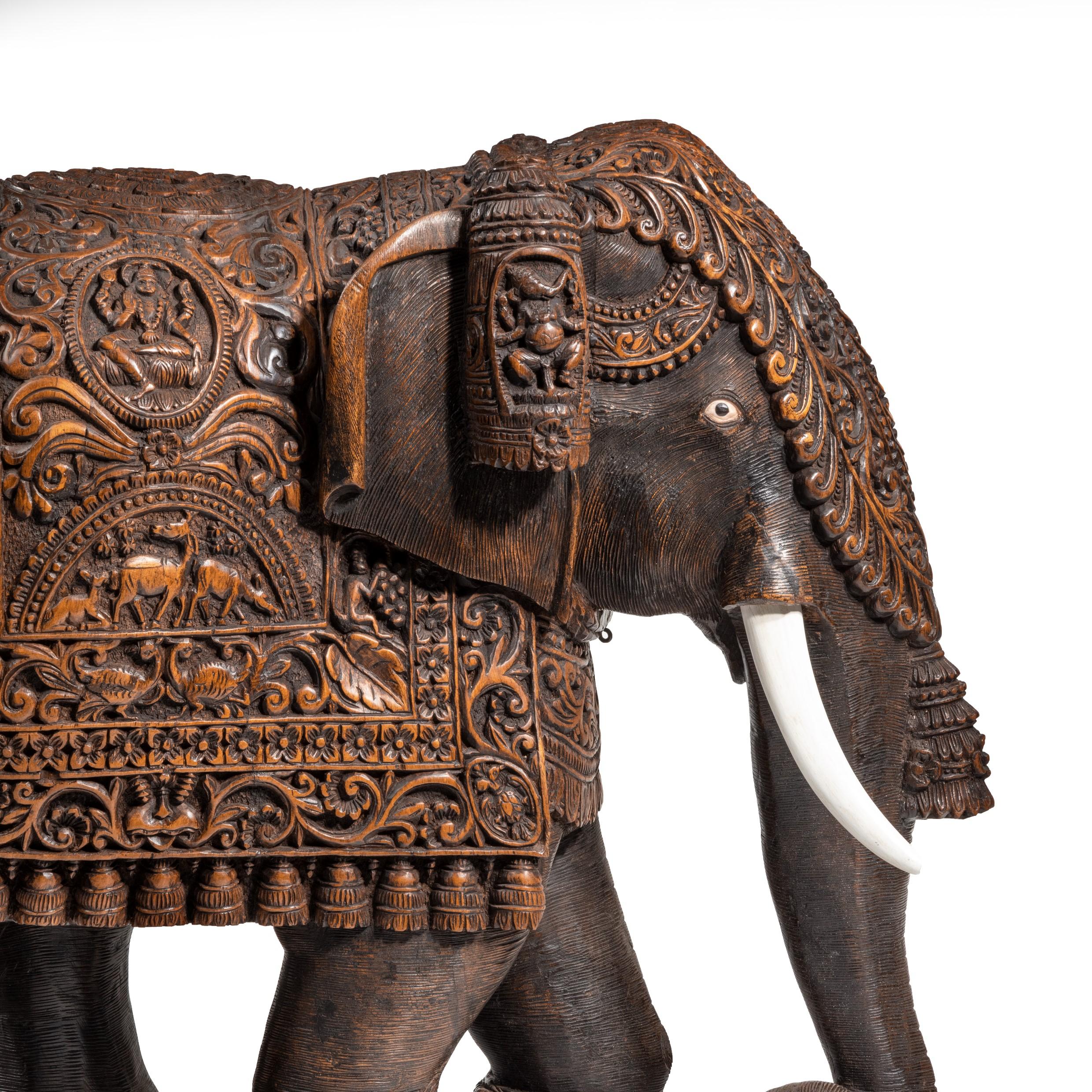 Indischer geschnitzter Elefant aus Hartholz im Angebot 11
