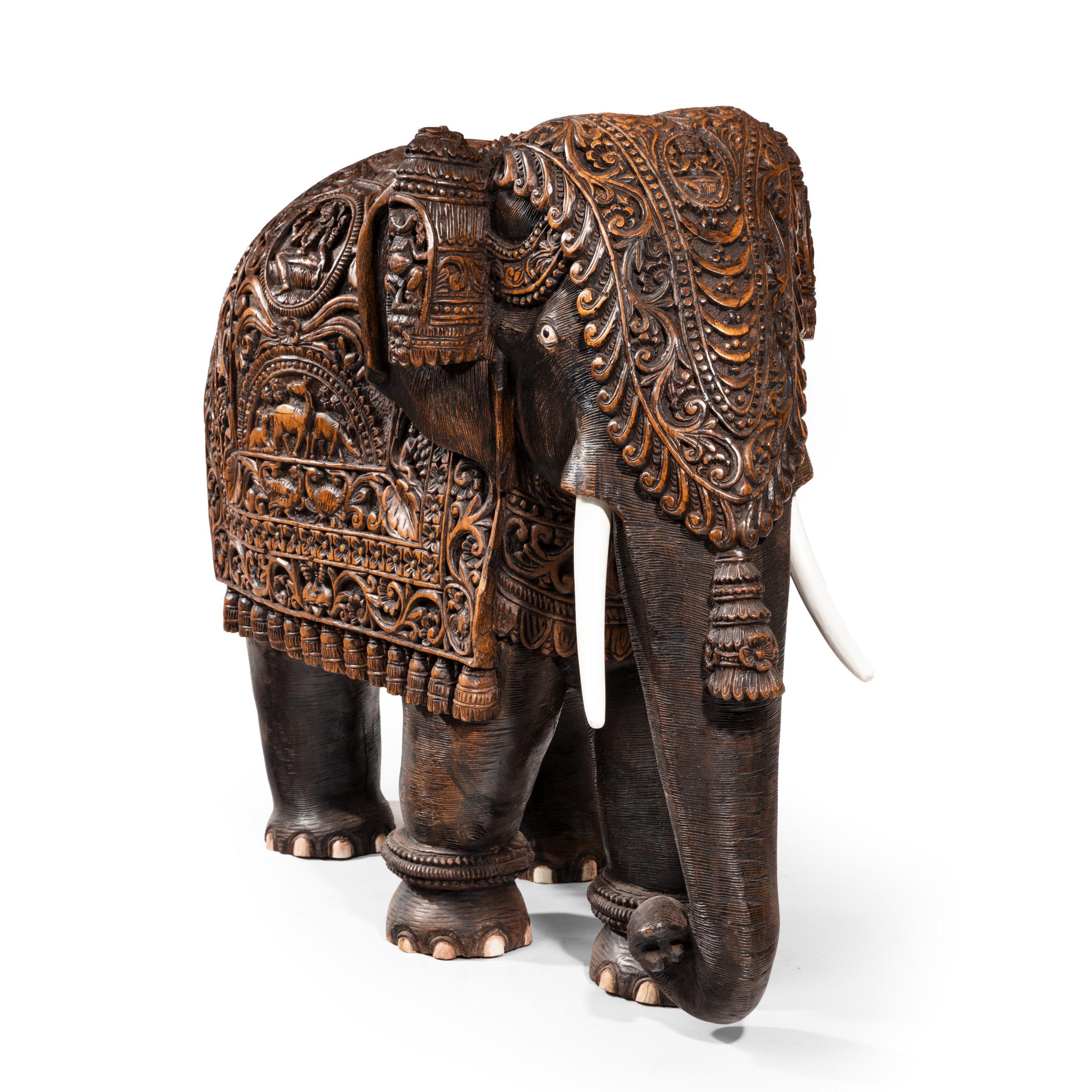 Indischer geschnitzter Elefant aus Hartholz im Angebot 14