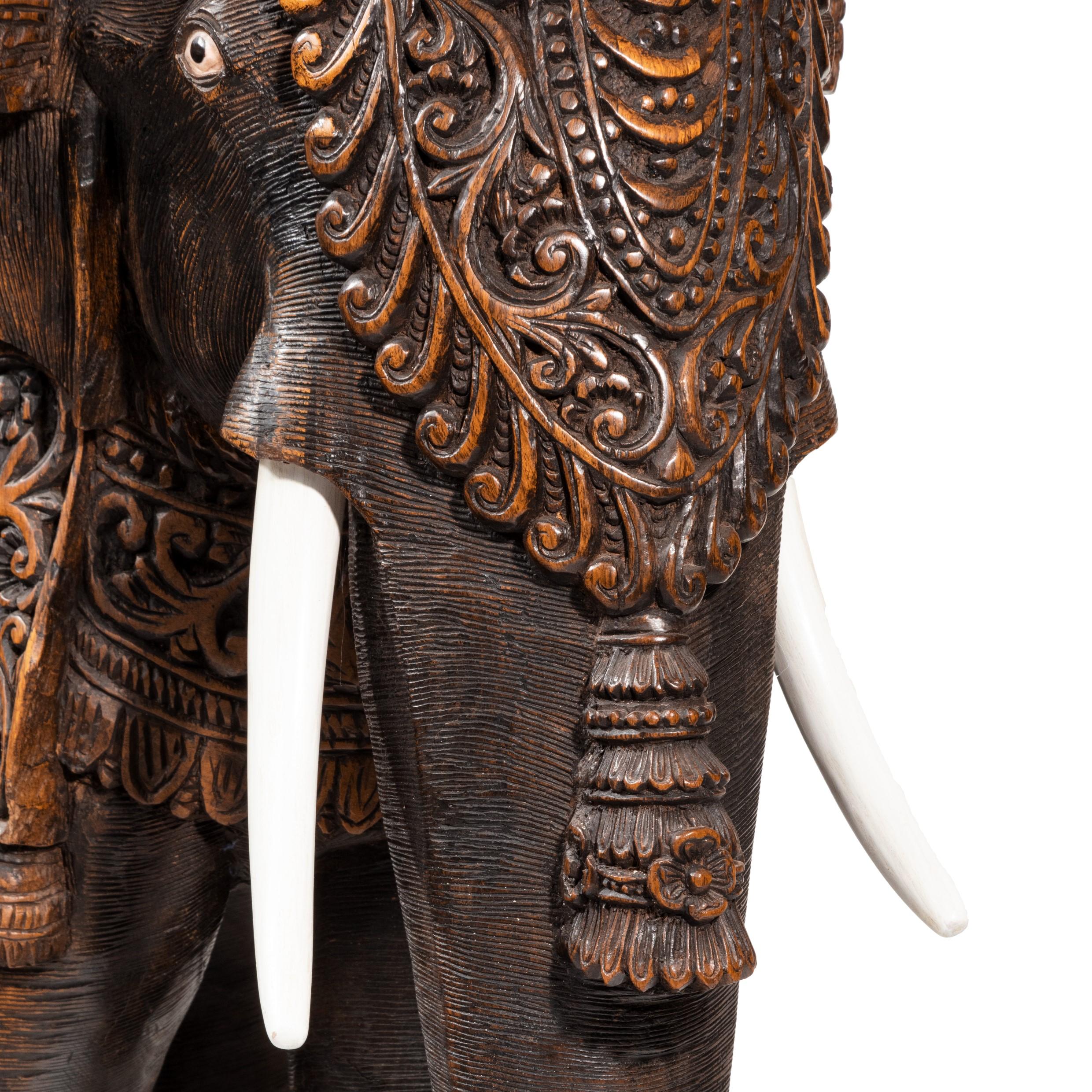 Indischer geschnitzter Elefant aus Hartholz im Angebot 15