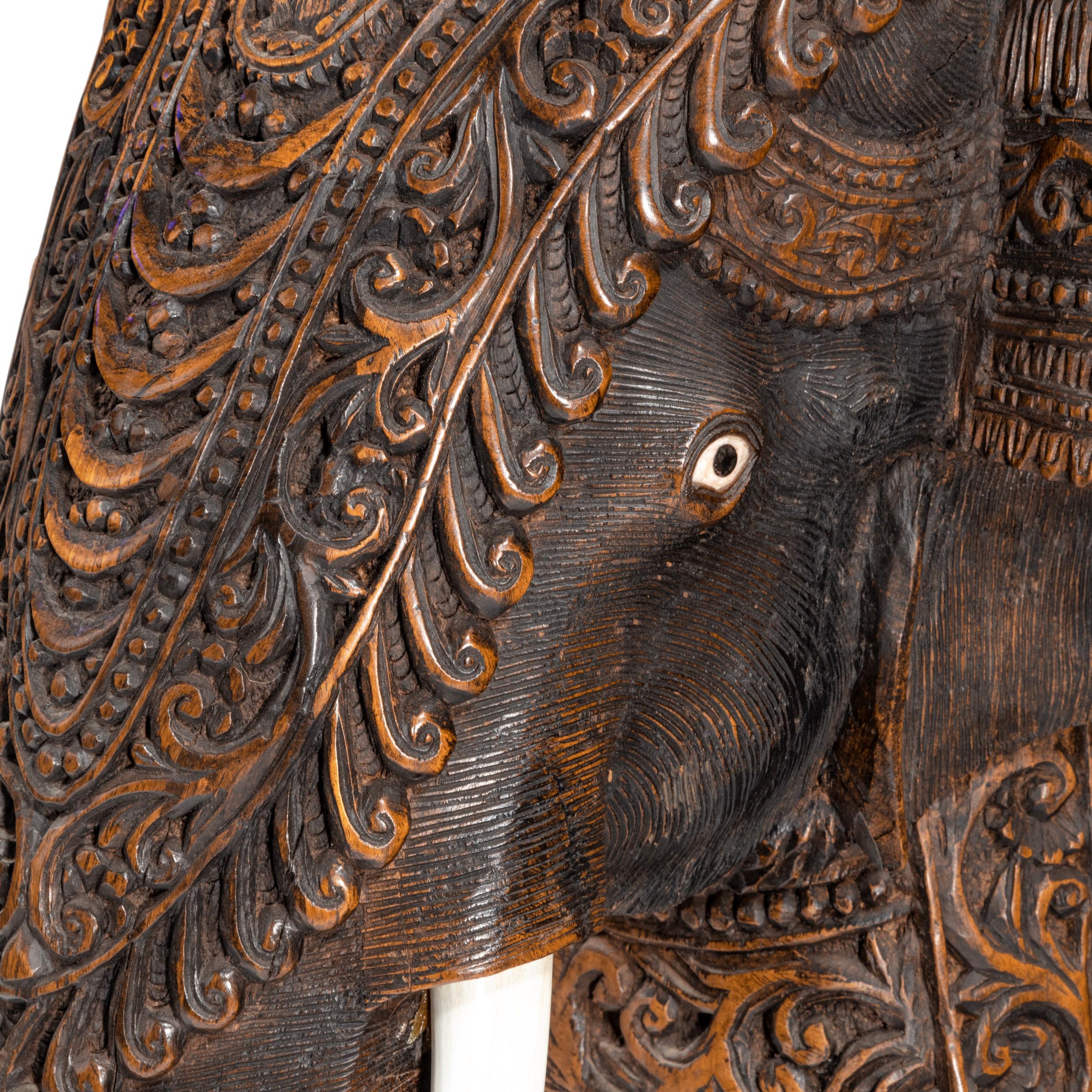 Indischer geschnitzter Elefant aus Hartholz im Zustand „Gut“ im Angebot in Lymington, Hampshire