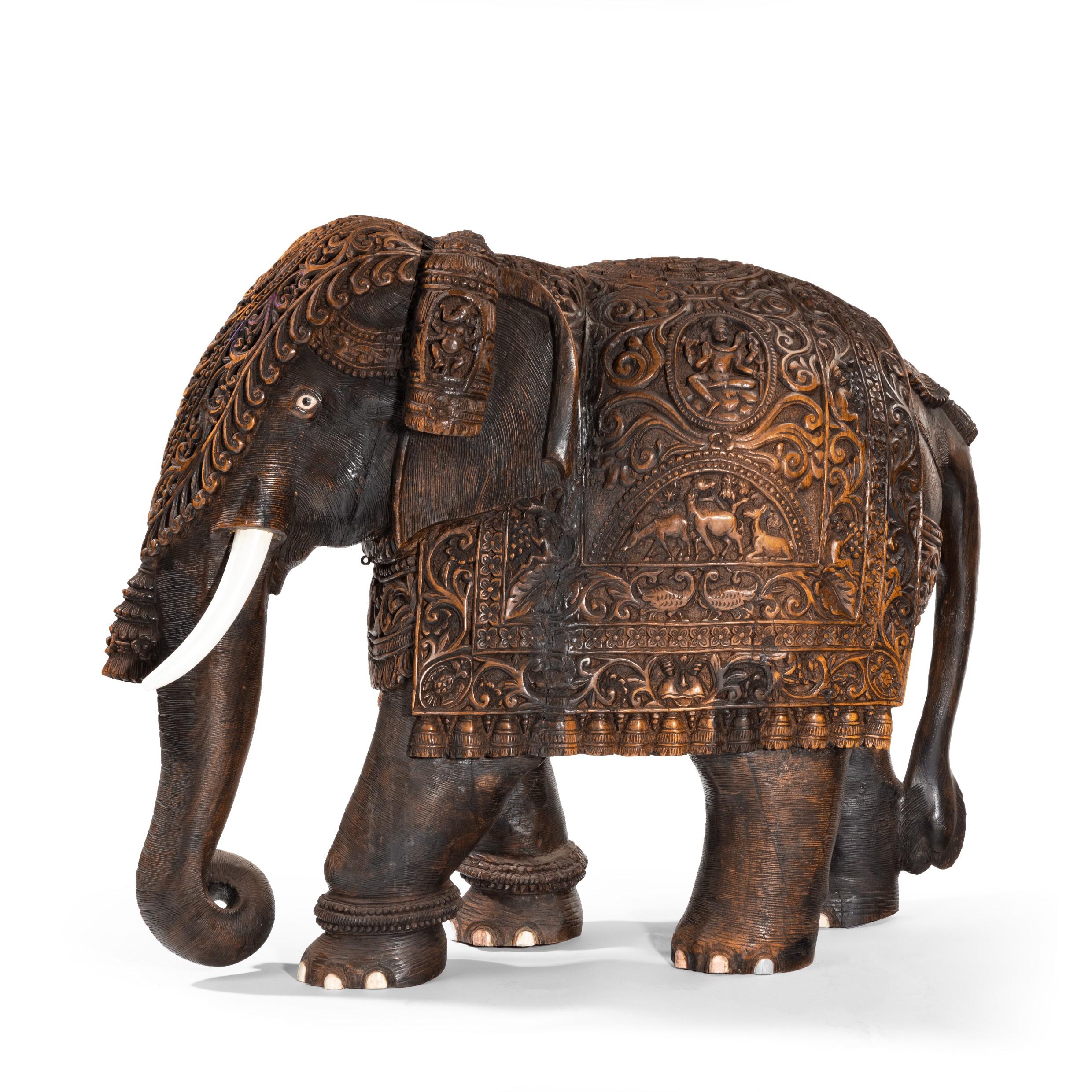 Indischer geschnitzter Elefant aus Hartholz (Spätes 19. Jahrhundert) im Angebot